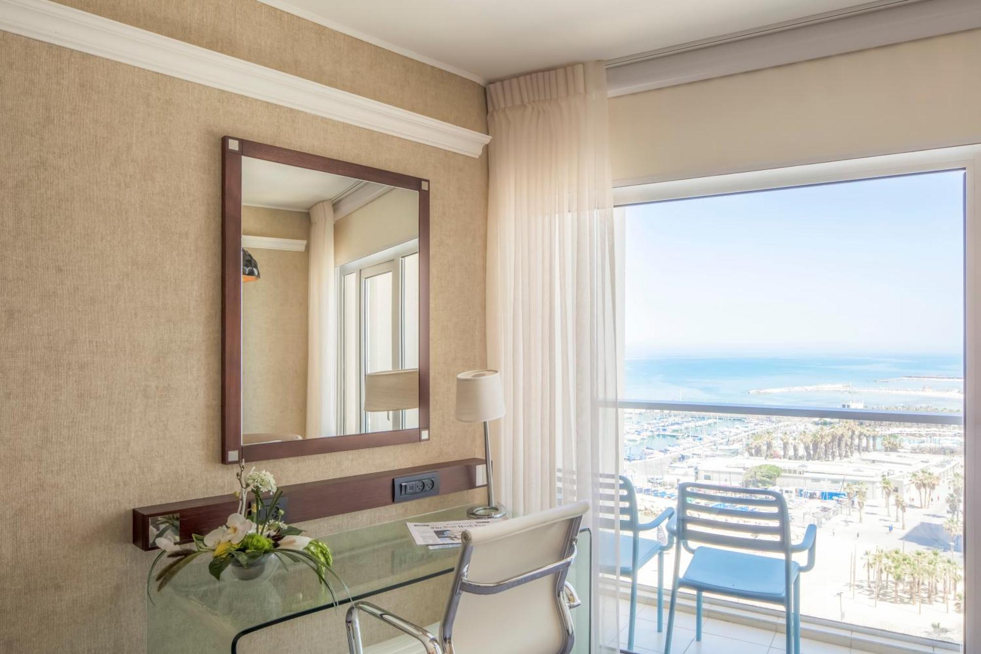 Deluxe Seaview, Guest room, 1 Queen, Sea view, Balcony