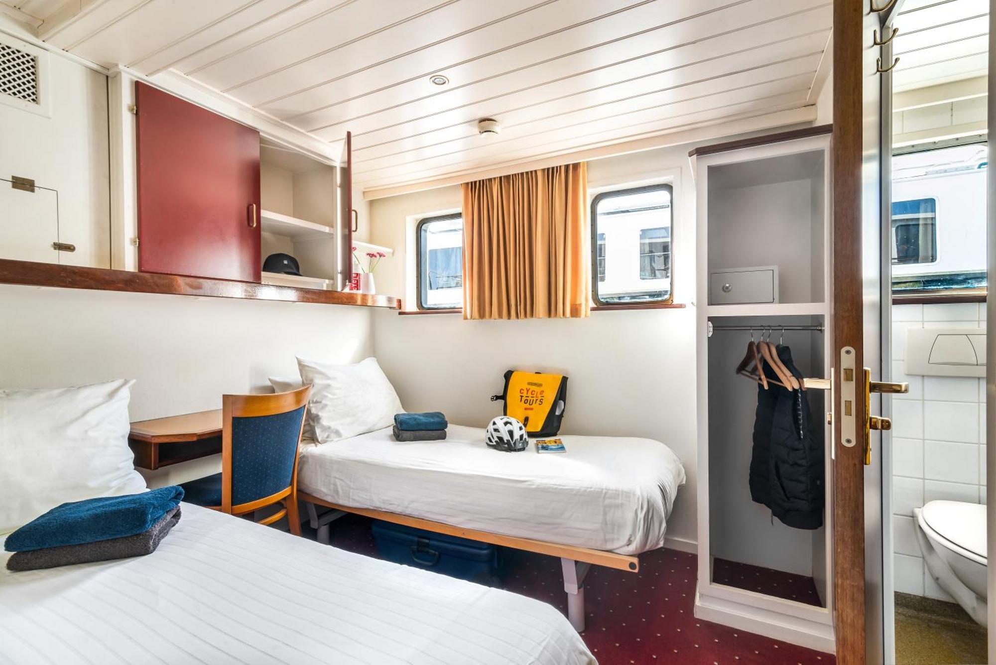 Tweepersoonskamer met 2 Aparte Bedden en Eigen Badkamer