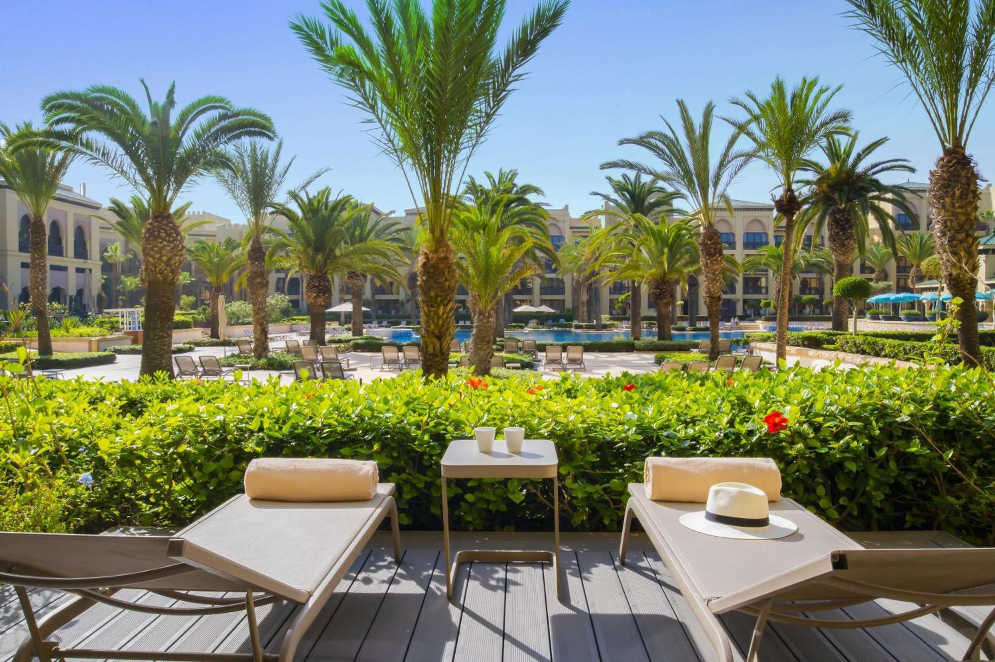 Chambre Lit King-Size avec Terrasse - Vue sur Piscine