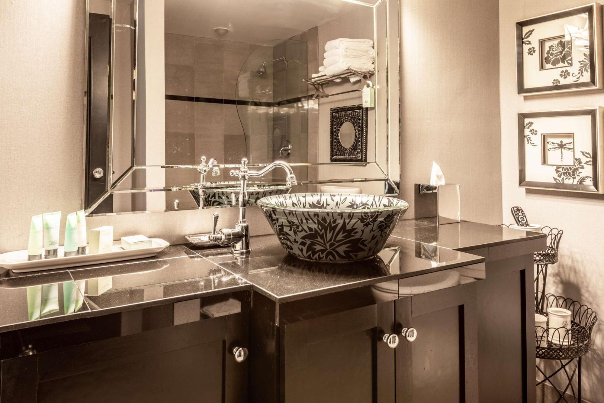 King Suite with Jetted Tub and Balcony - Non-Smoking