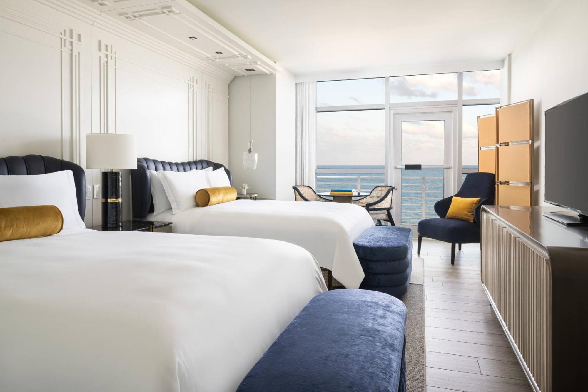 Quarto com 2 Camas de Casal e Vista do Mar