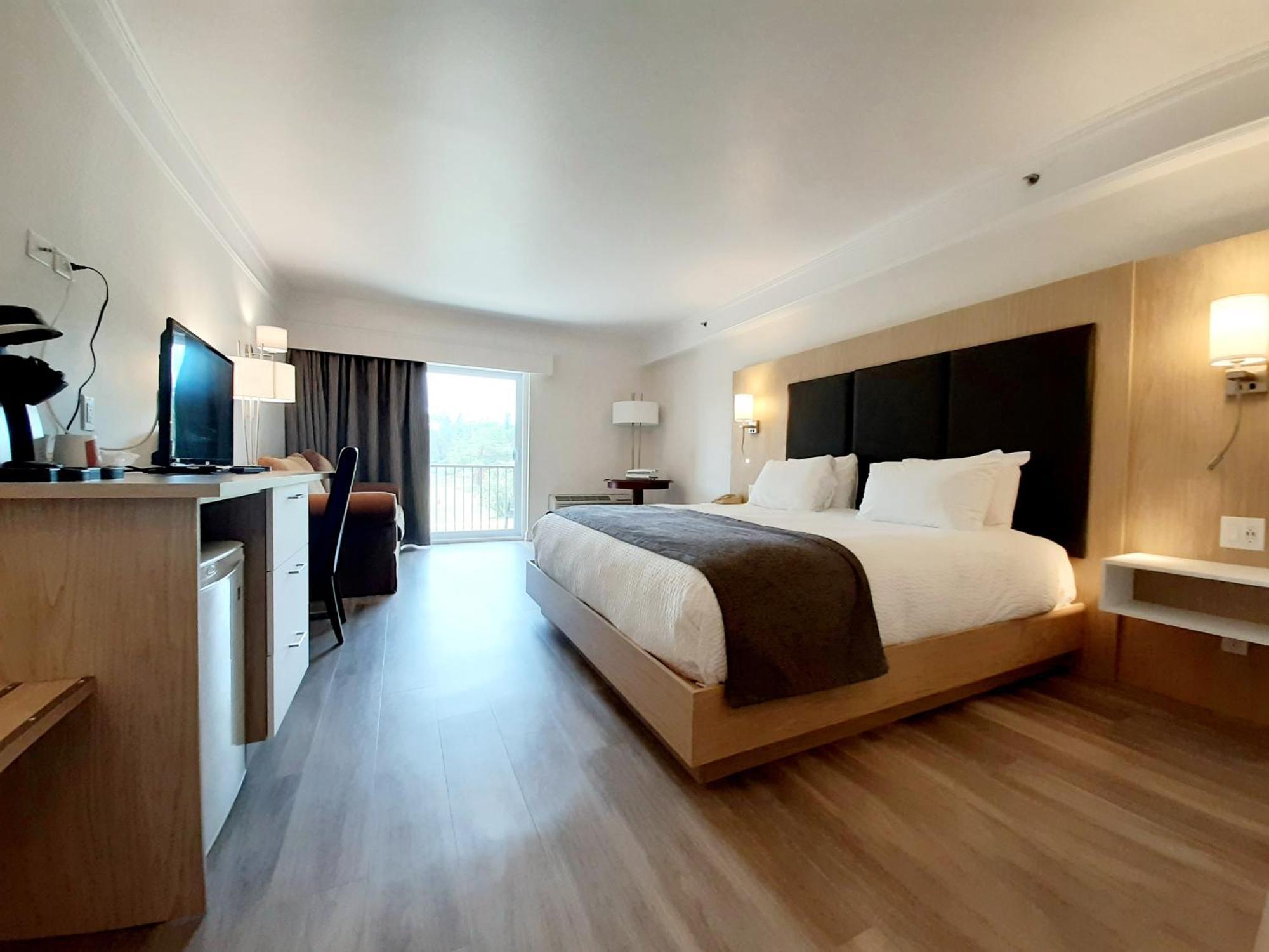 Lakeside prestige room with 1 King bed