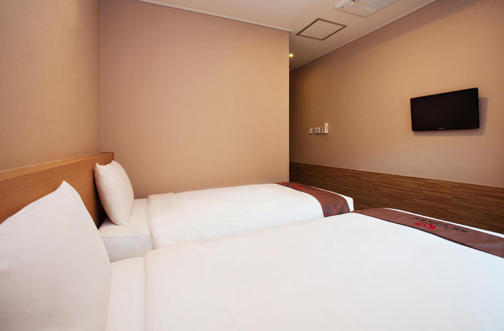 [Event PKG] Standard Twin Room 1 hour Early check from 1400 & 1 set of Soothing Pad