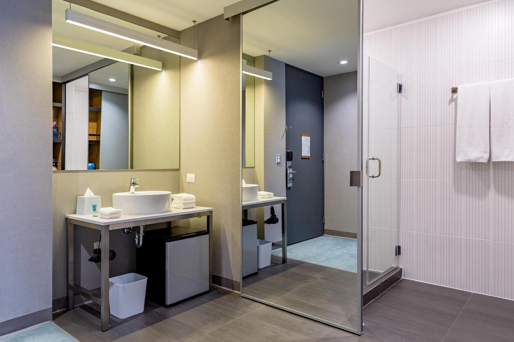 ALOFT Guest room 1 King City view