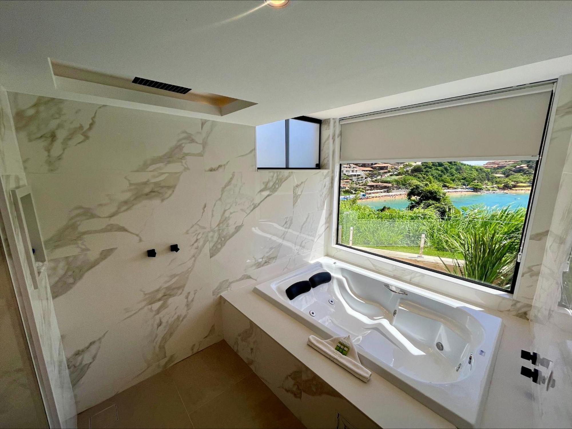 Master Suite with Spa Bath - Sea View