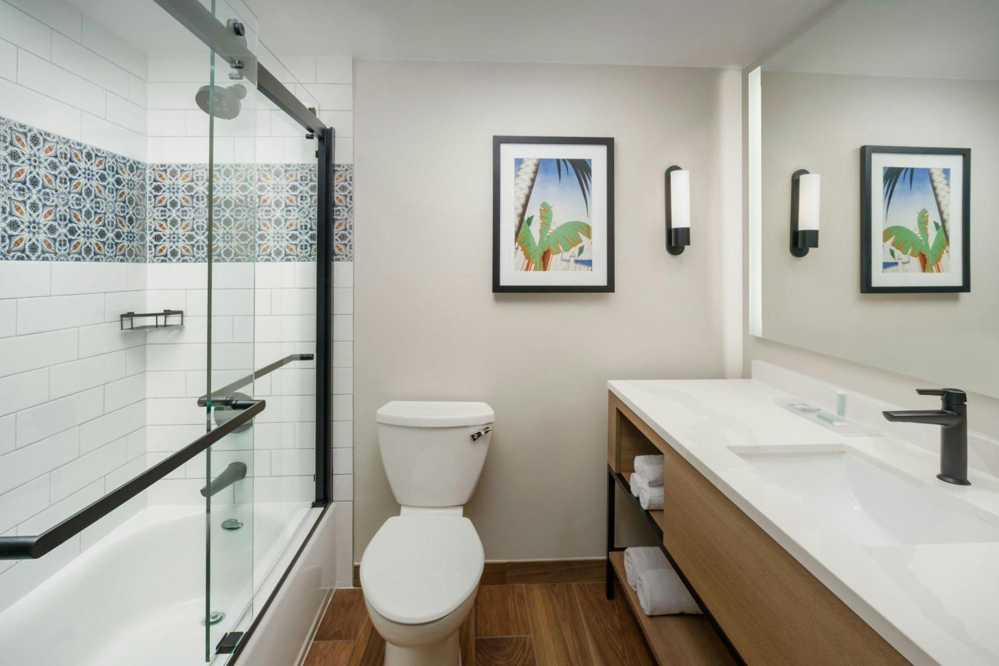 King Suite with Oceanfront View and Bathtub - Mobility Access