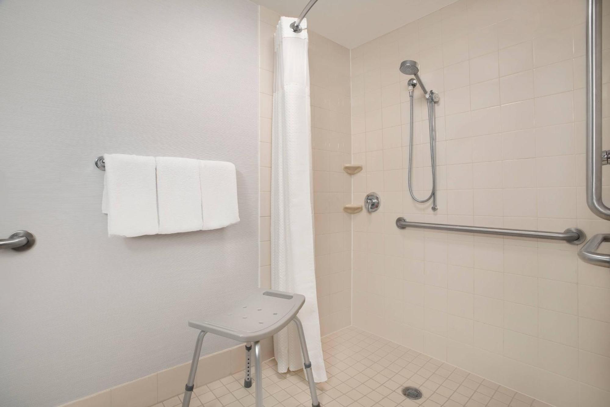 King Room with Bathtub - Mobility Access/Hearing Accessible