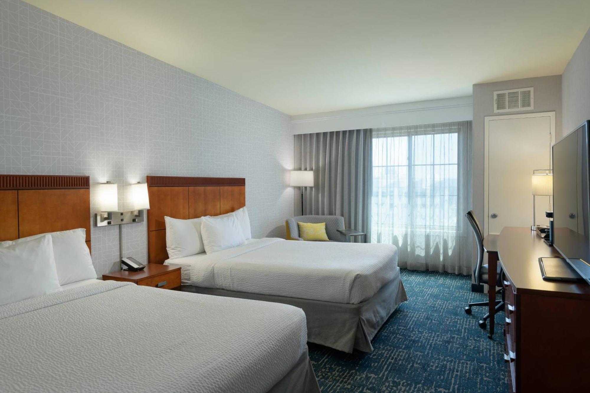 Queen Room Two Queen Beds Bathtub Mobility Access