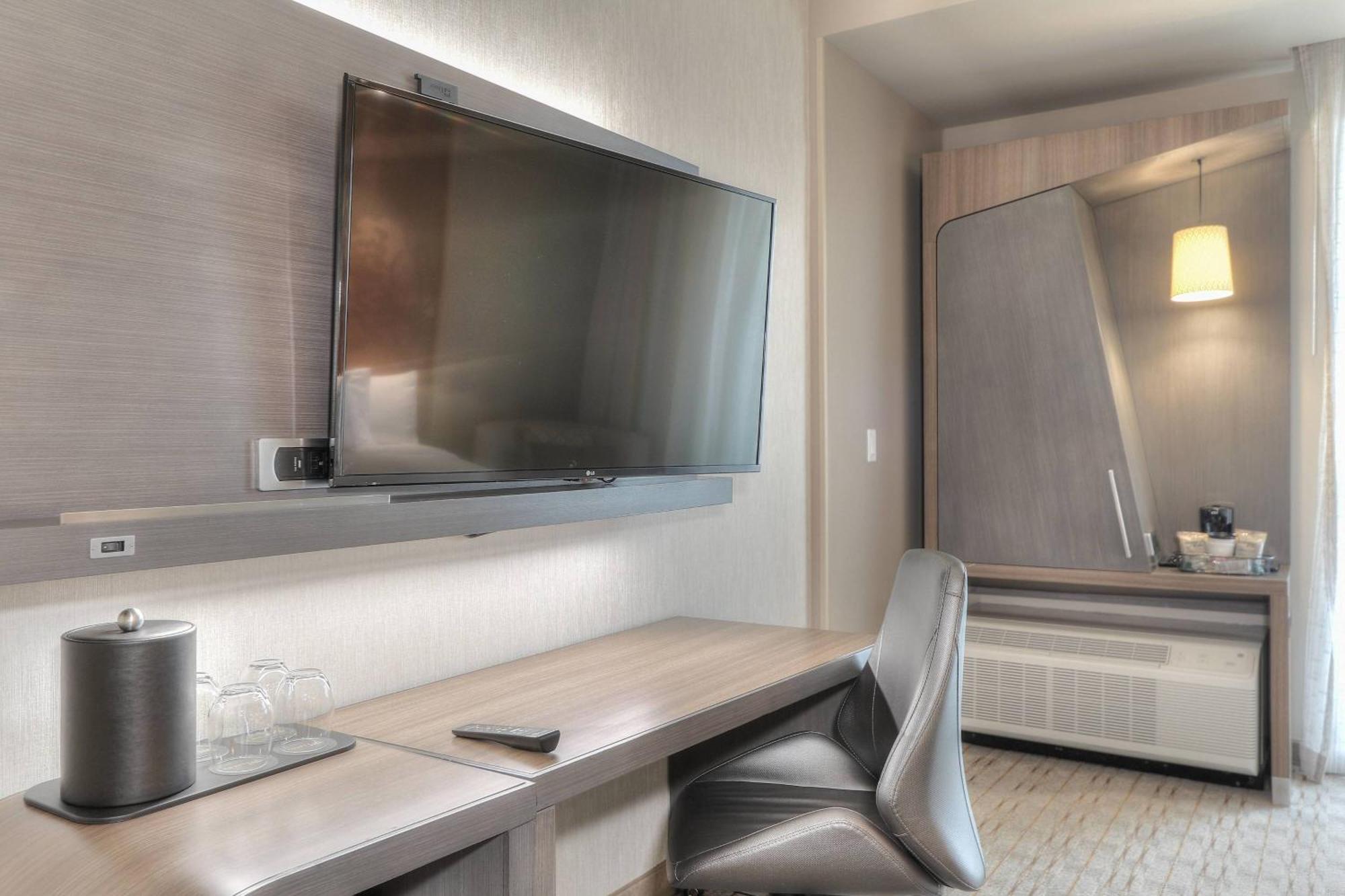 Queen Room with Two Queen Beds, Mountain View and Roll-In Shower - Mobility Access/Hearing Accessible