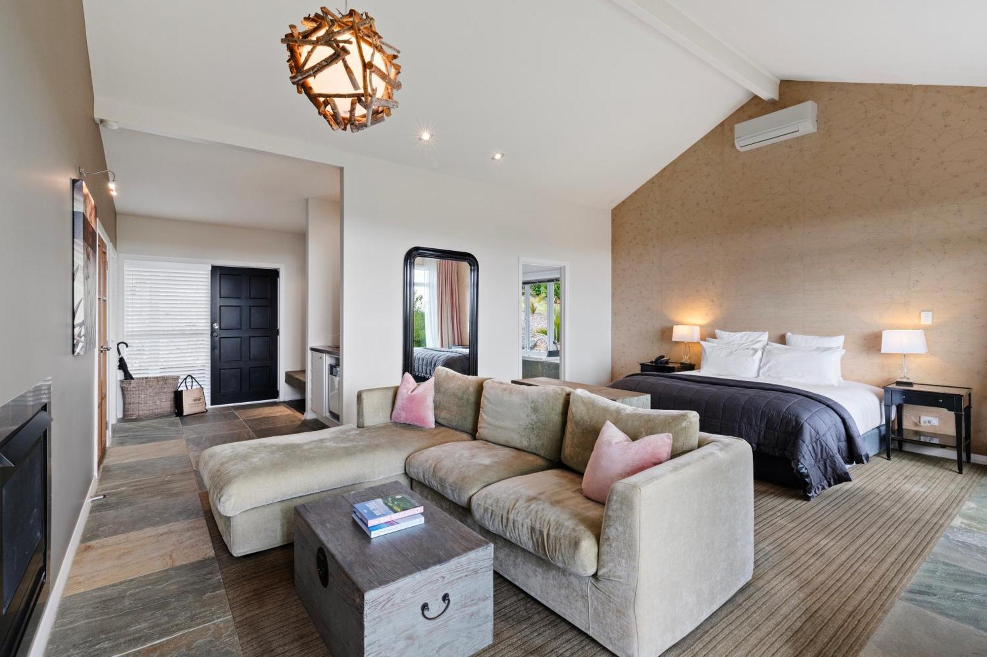 Deluxe King Suite