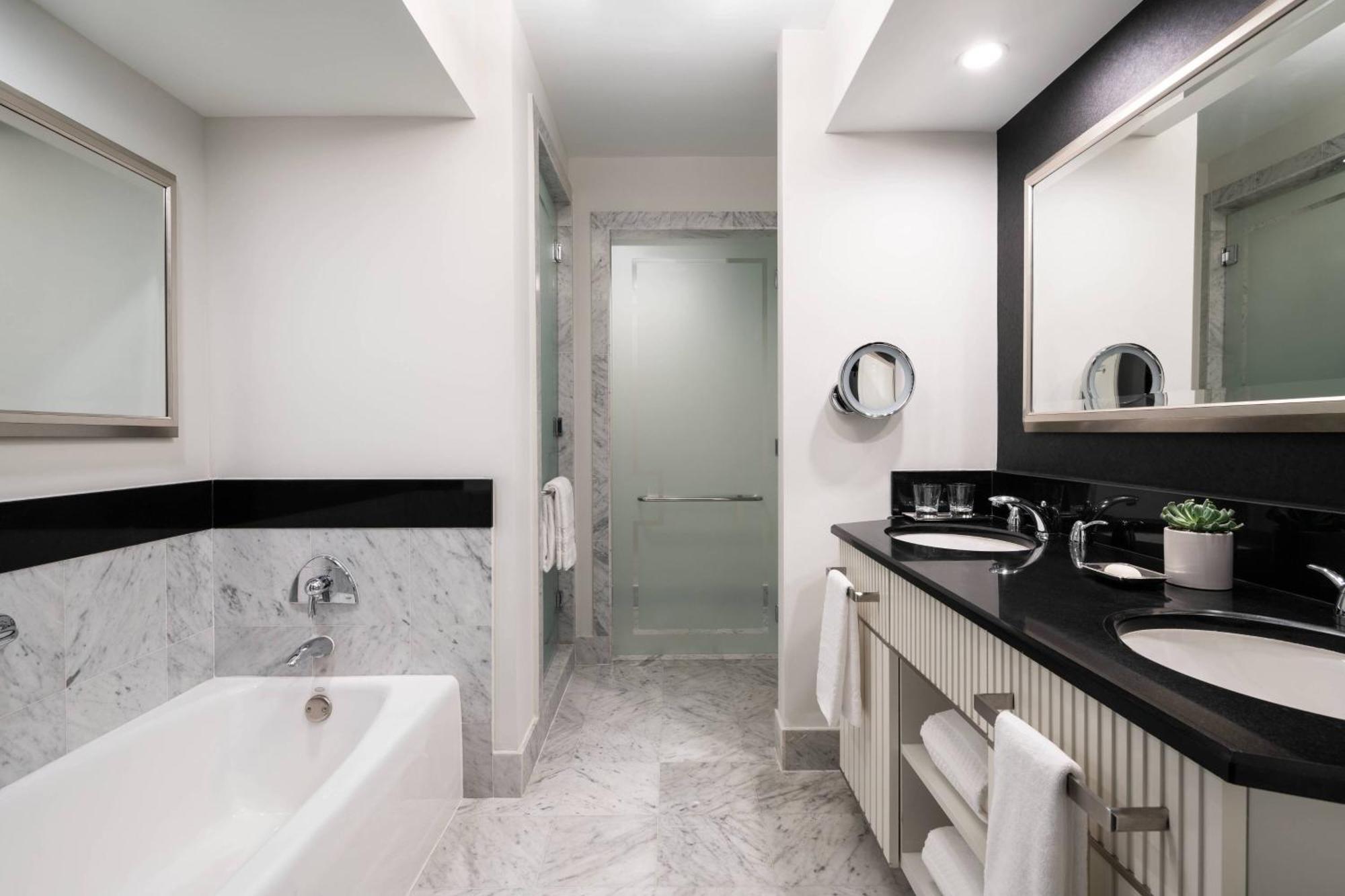 Quarto com 2 Camas de Casal e Vista Parcial do Mar