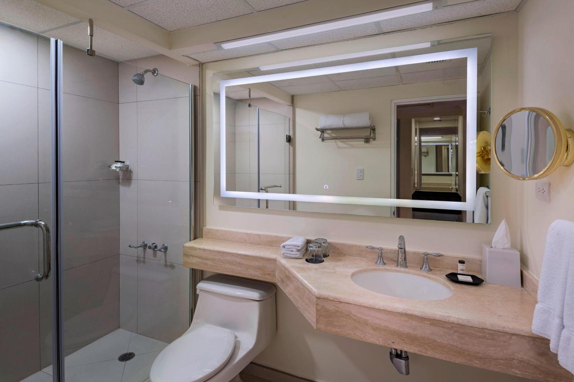 Deluxe Room Double, Larger Guest room, 2 Queen, Balcony