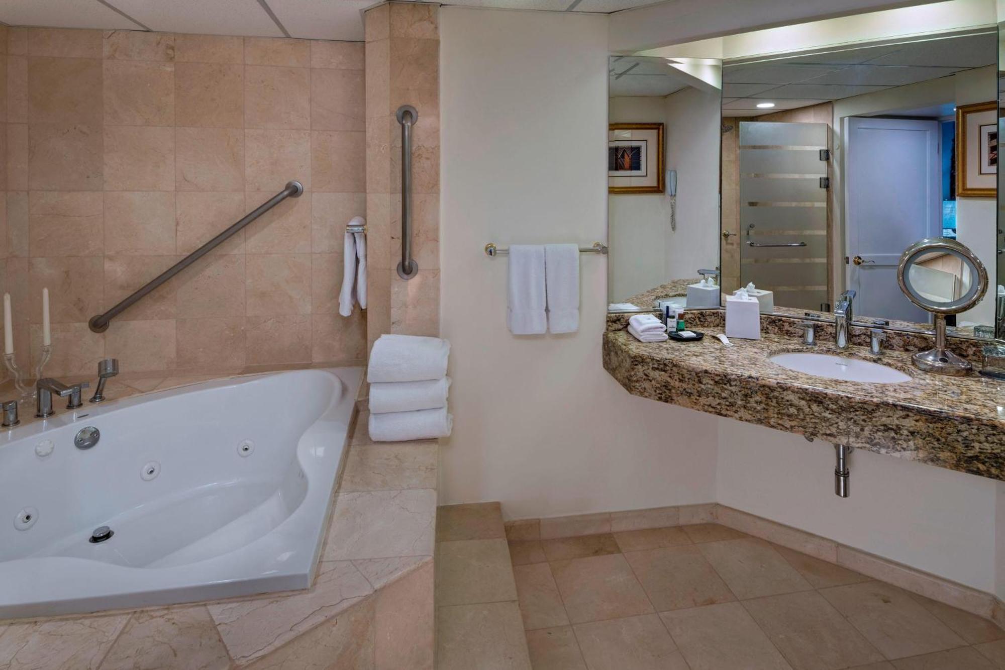 Presidential Suite, Concierge level, 1 King, Garden view