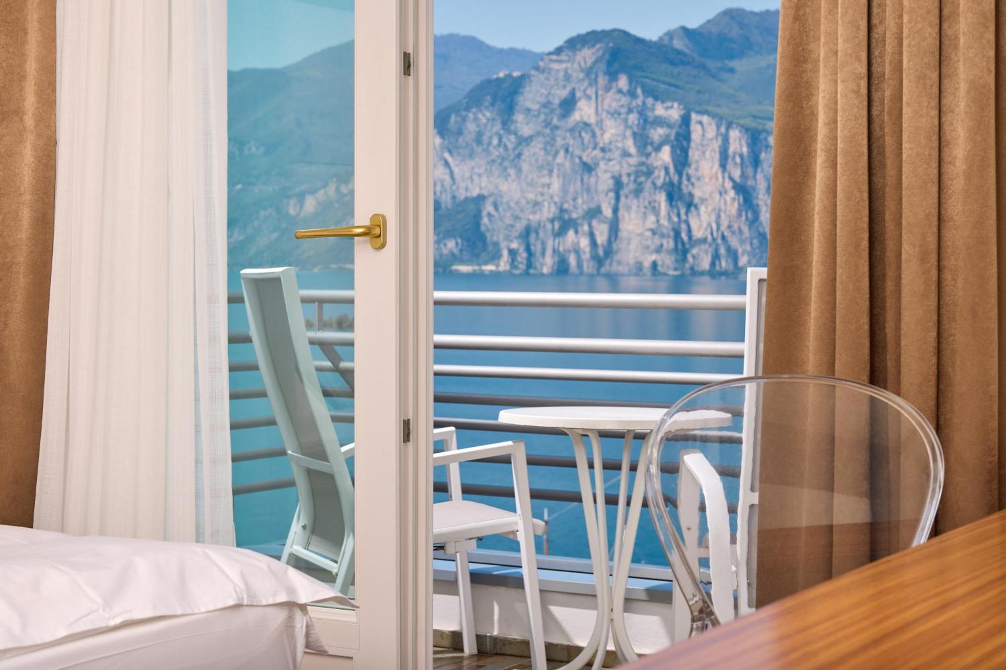 Camera Tripla Superior con Balcone e Vista Lago