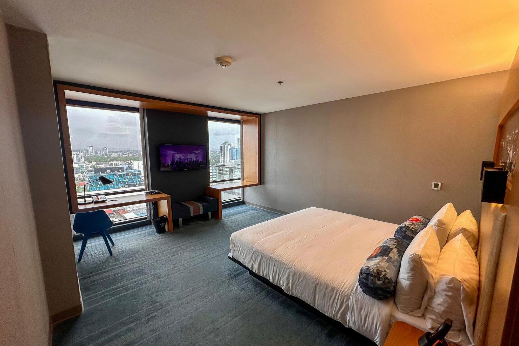 ALOFT Guest room 1 King City view