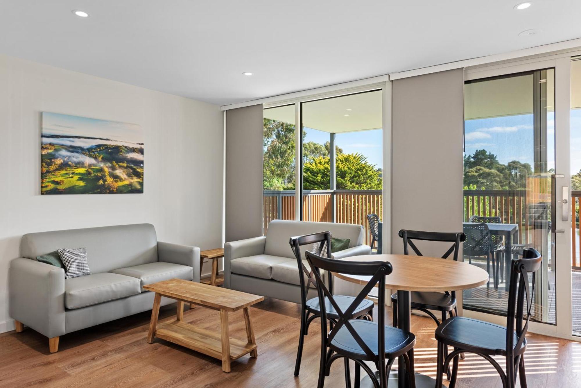 Deluxe 2 Bedroom Cabin - Sleeps 4