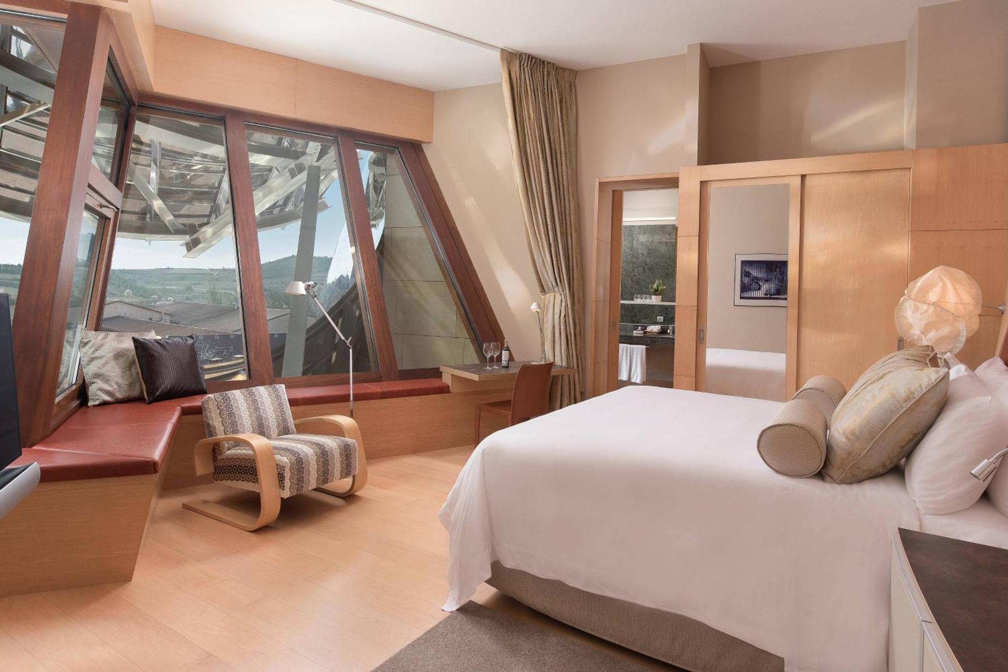 Deluxe Gehry Guest room 1 King Winery view Mountain view