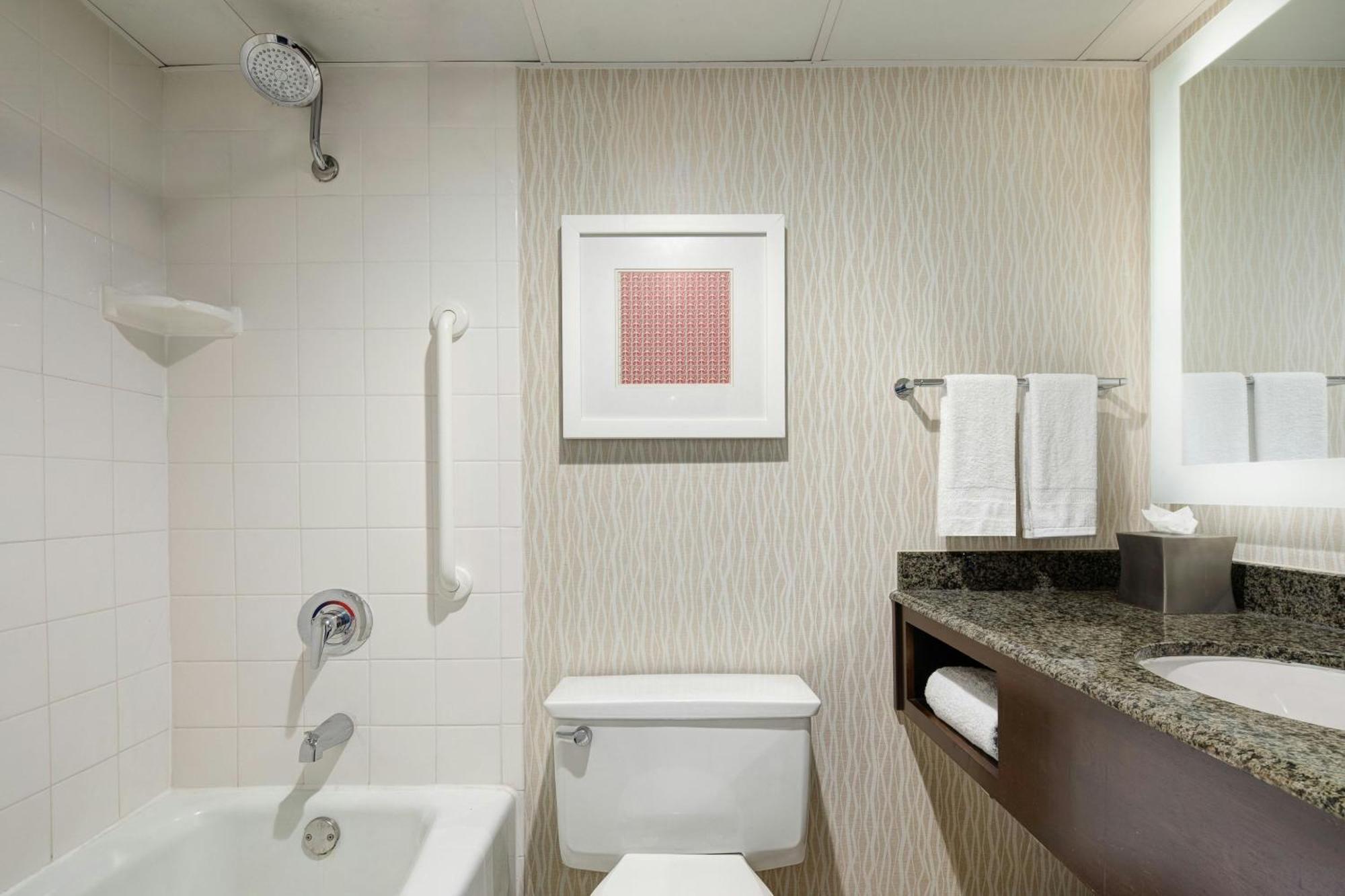 Courtyard Access, Guest room, 1 King, West Tower
