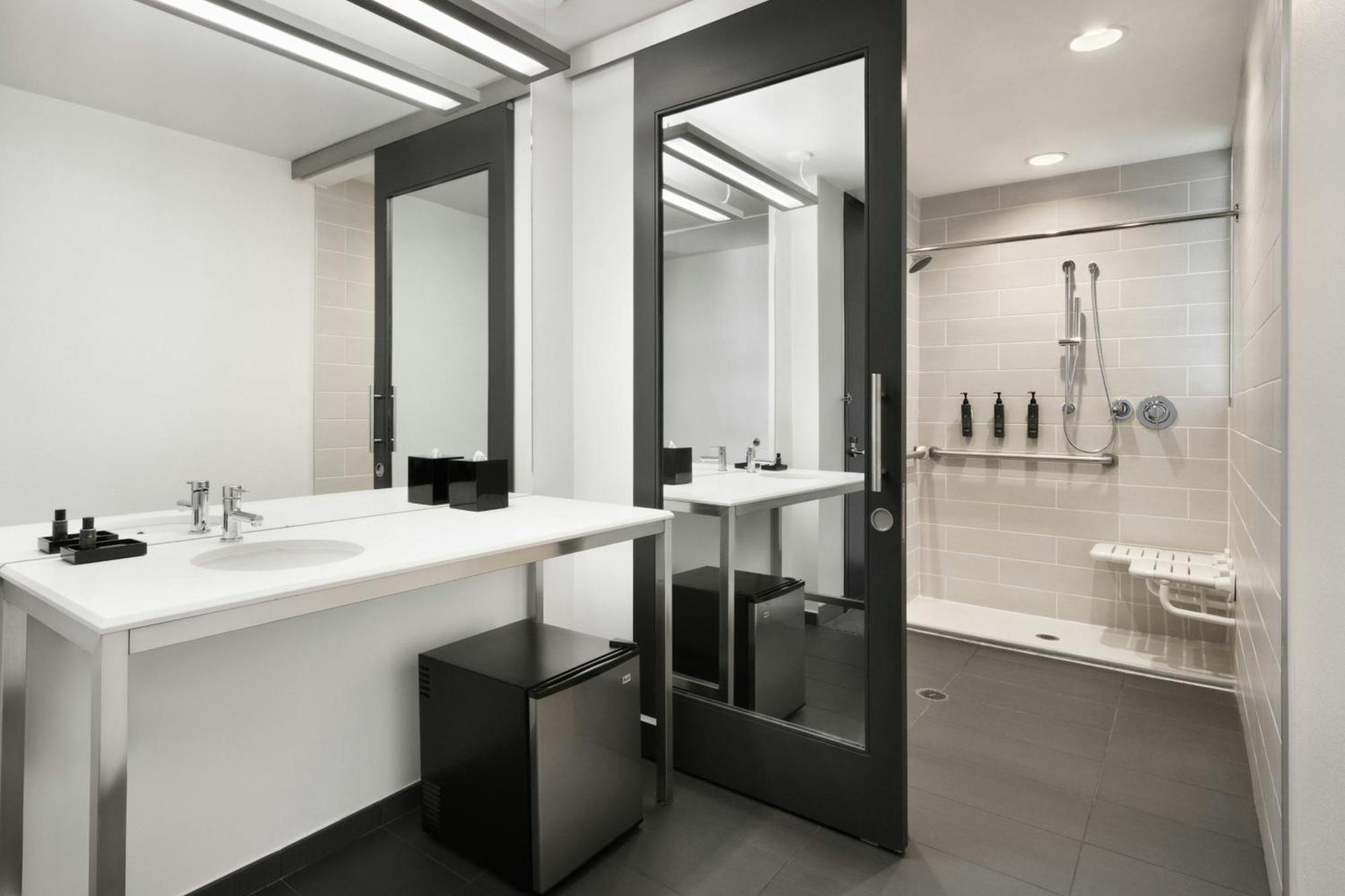 Splash Poolside King Room with Roll-In Shower - Mobility/Hearing Accessible