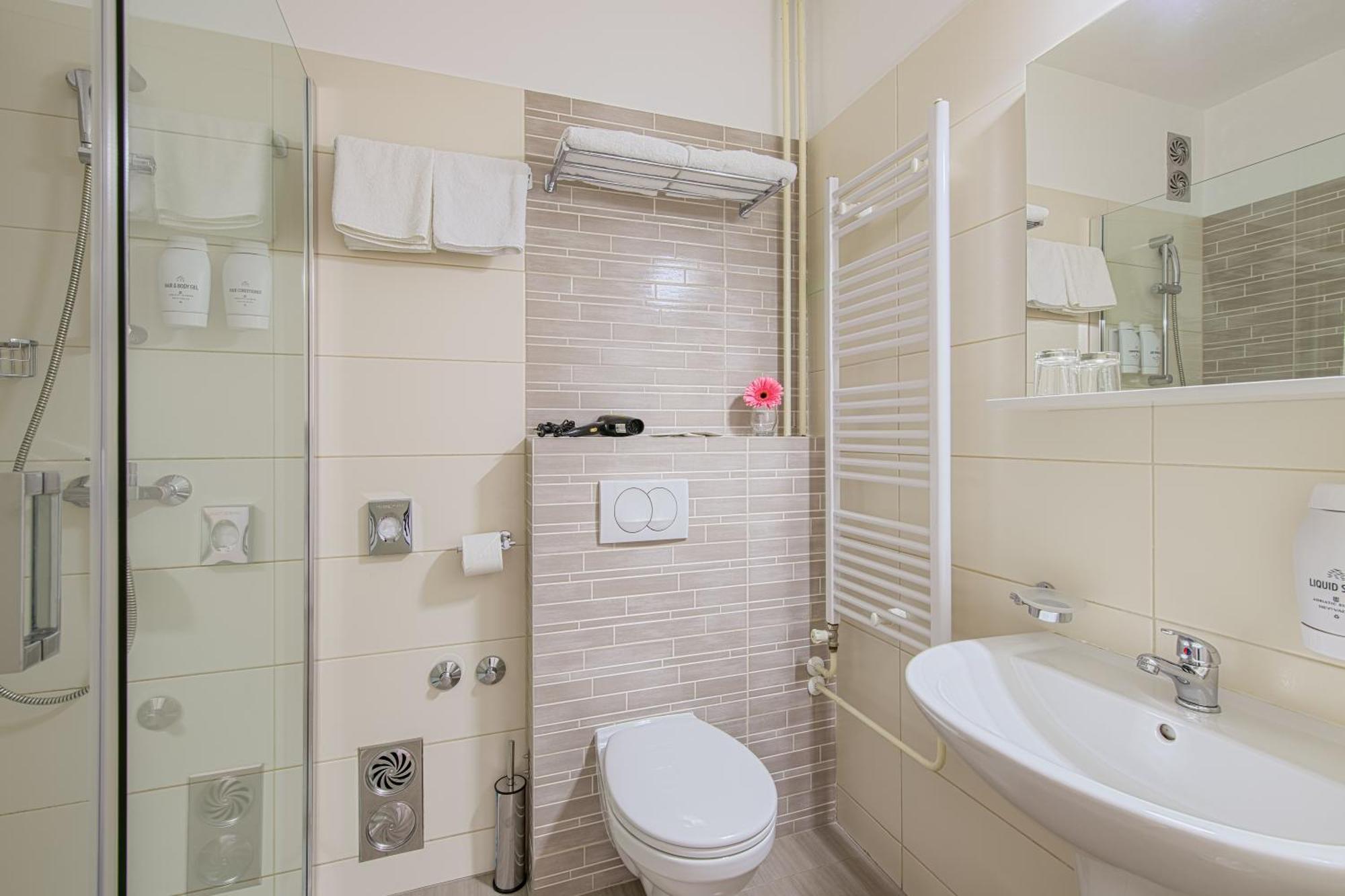 Superior Double Room 2 Extra pull-out Beds Sea Side View Balcony