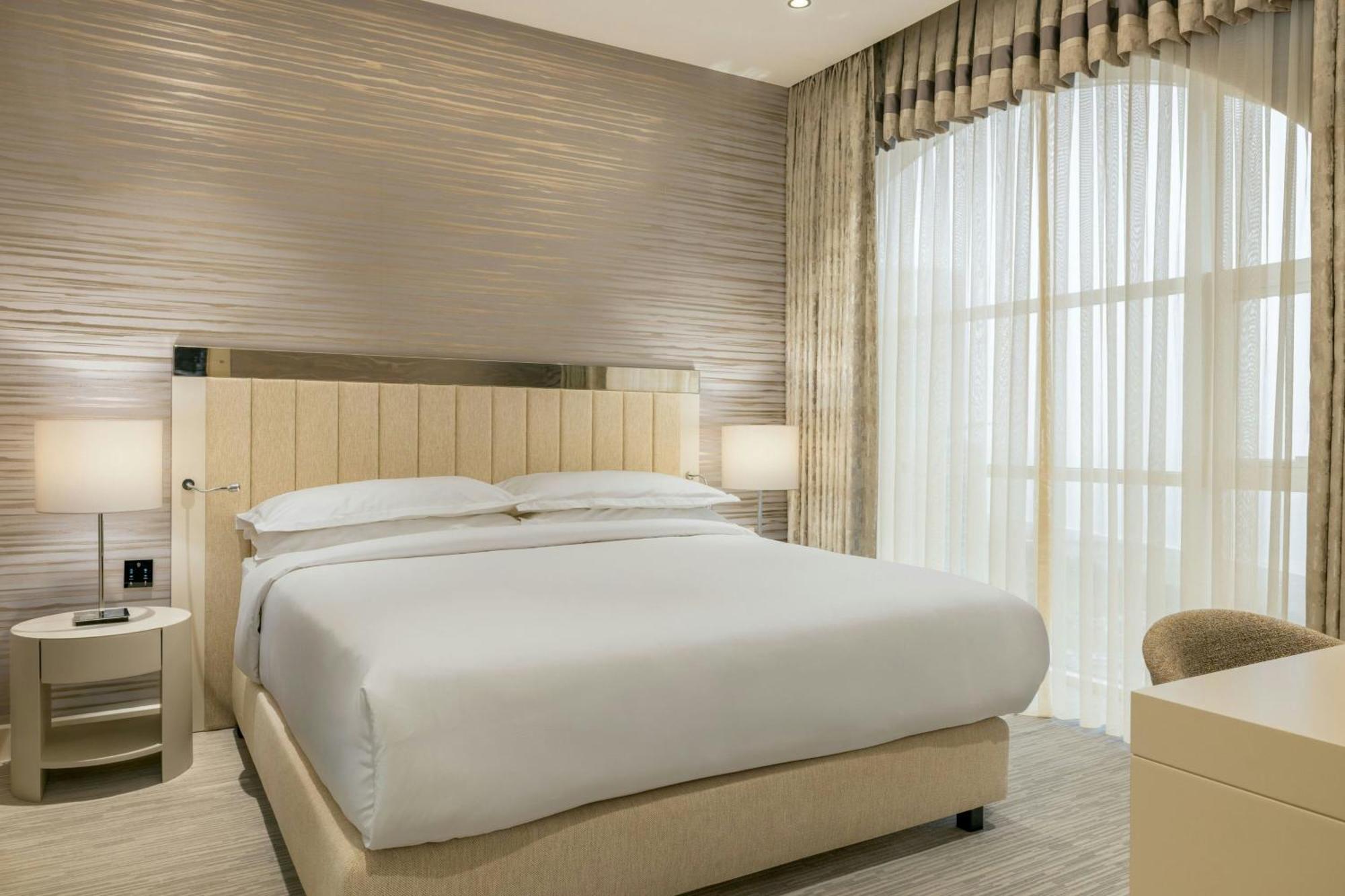 Executive Suite Club lounge access 1 King Corner room