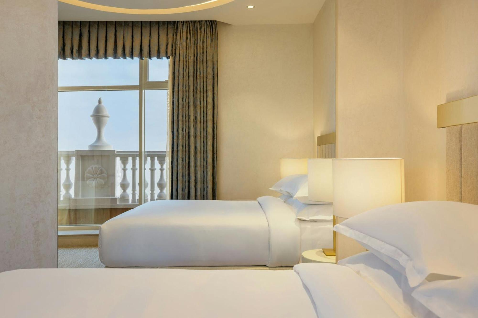 Club Deluxe King Room Club lounge access Guest room