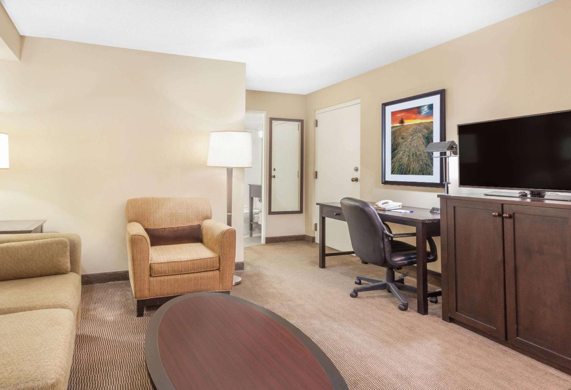 Queen Suite Upper Floor or Non-Smoking