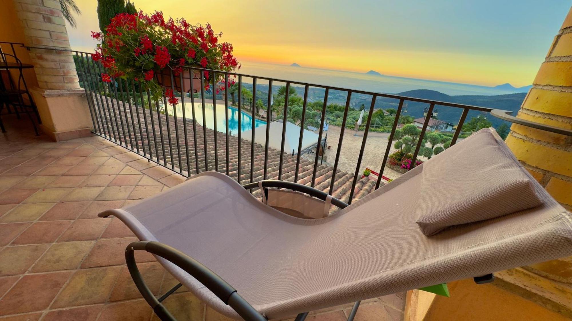 Double or Twin Room Sea View