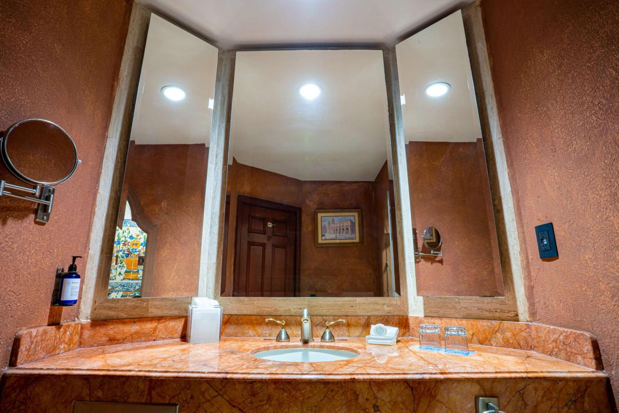 King Room,1652773124:JPEG