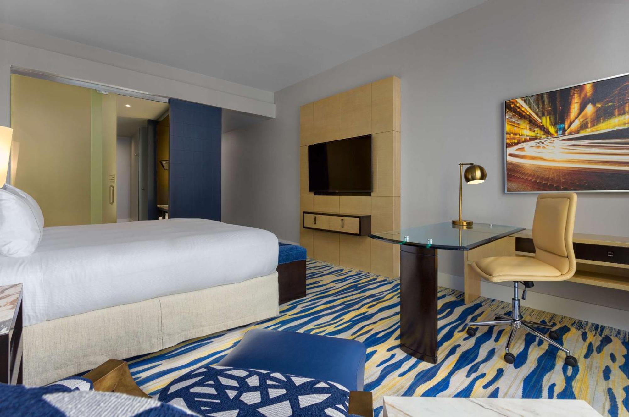 Deluxe King Room City View