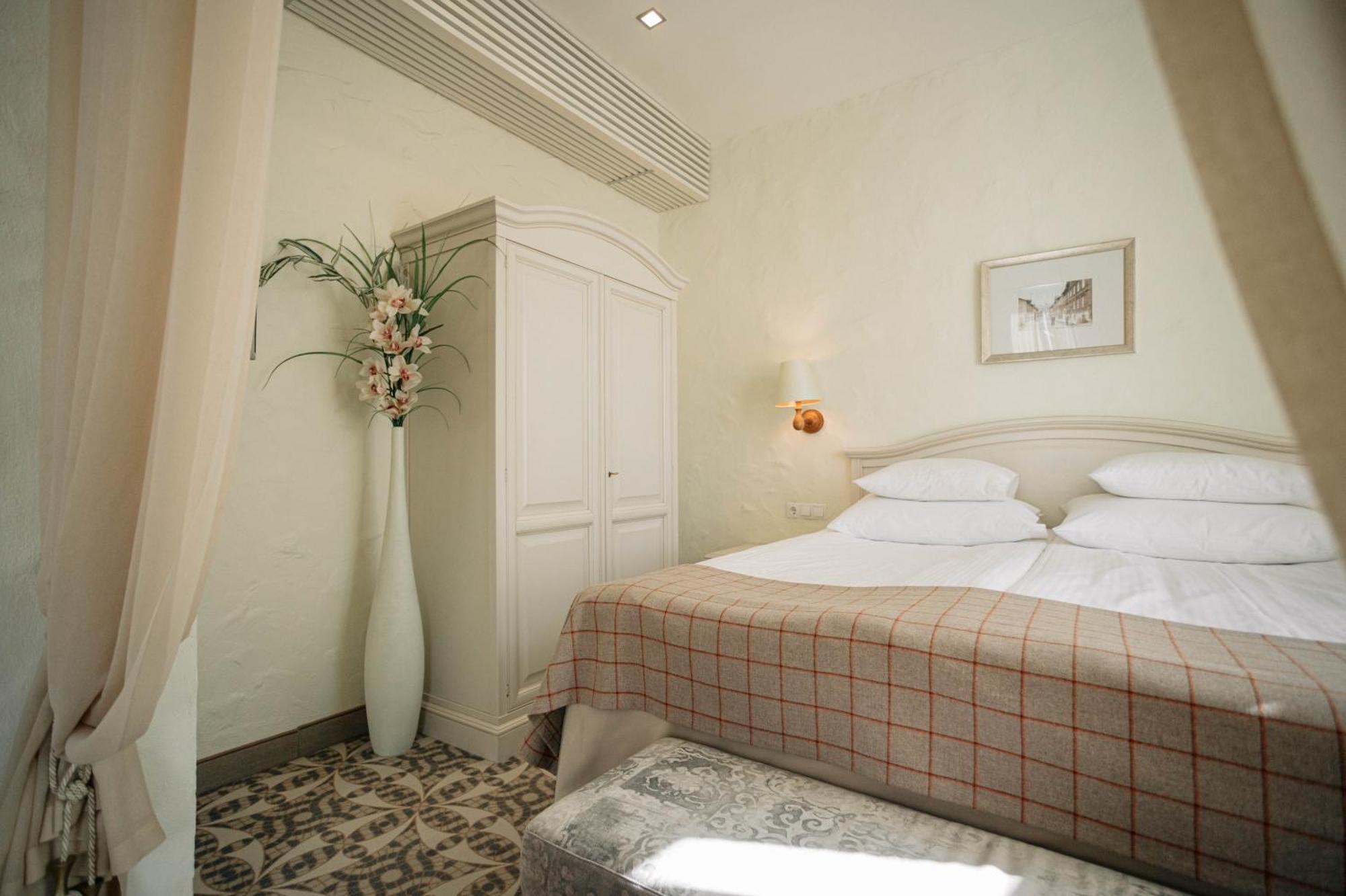 Suite room Spa Bath & Old Town view