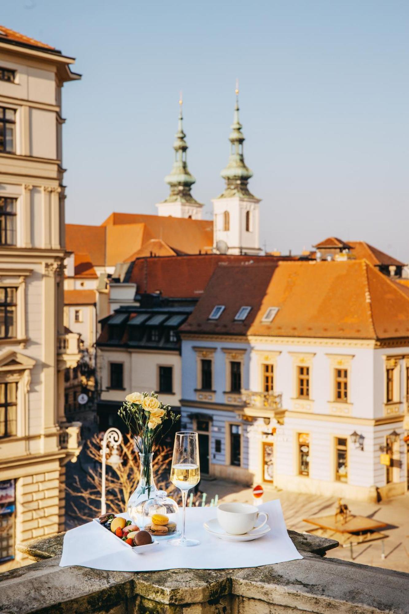 Deluxe Zimmer mit Kingsize-Bett und Stadtblick