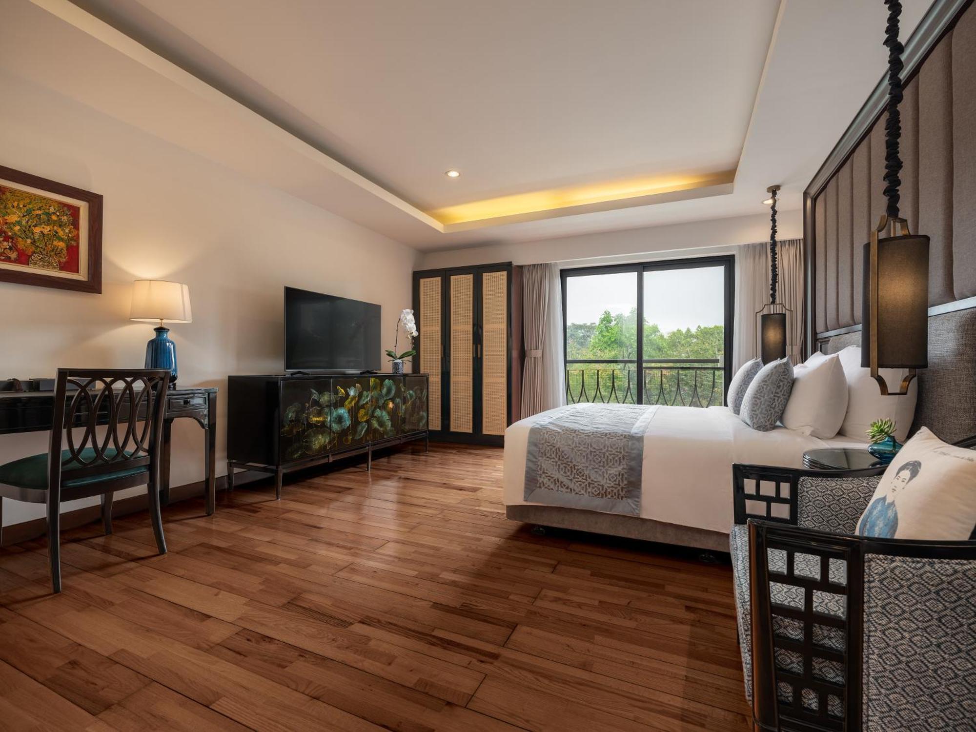 Studio with Balcony and Garden View