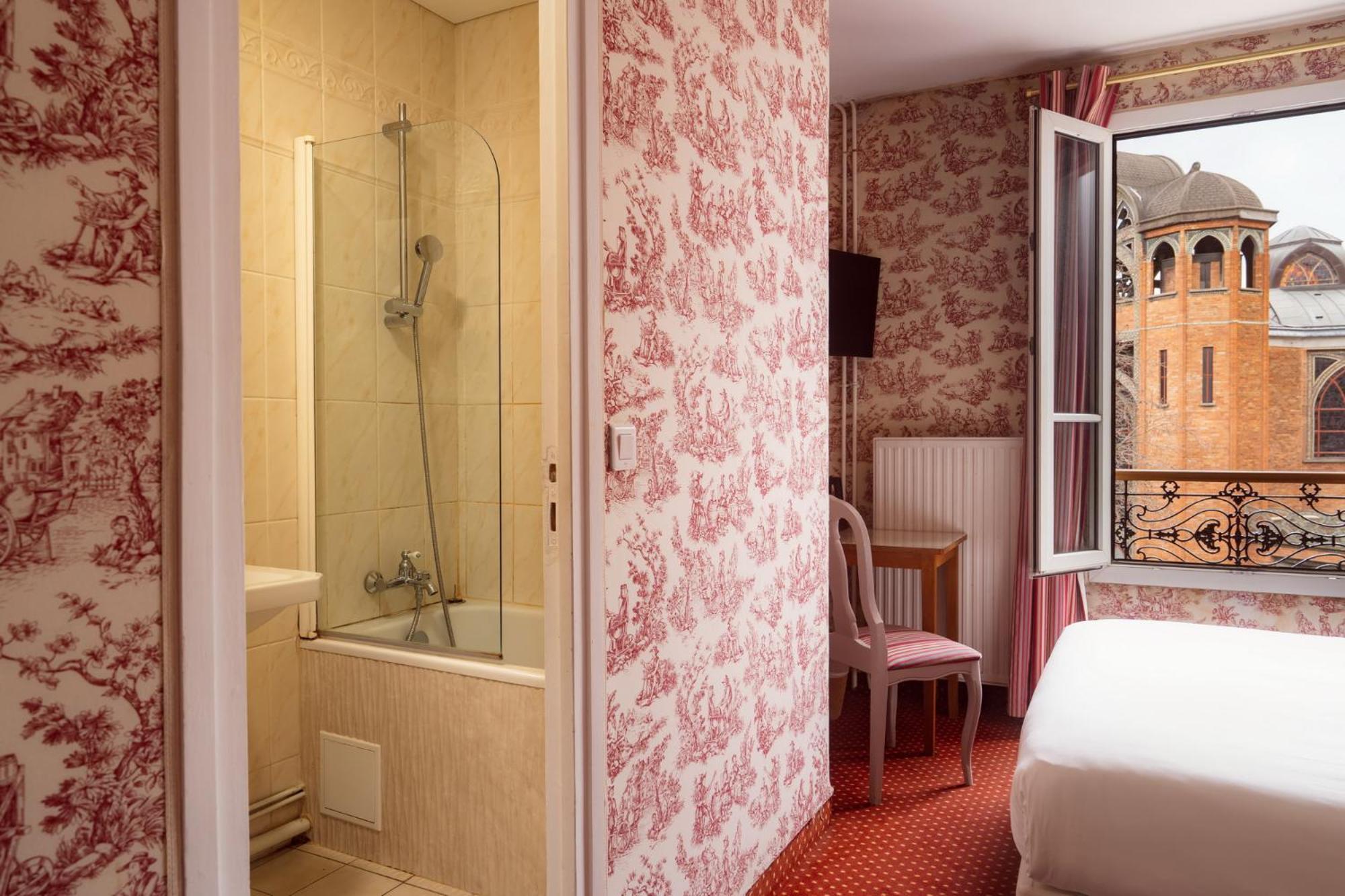Chambre Double ou Lits Jumeaux Deluxe - Vue Partielle sur Tour Eiffel ou Sacré-Cœur