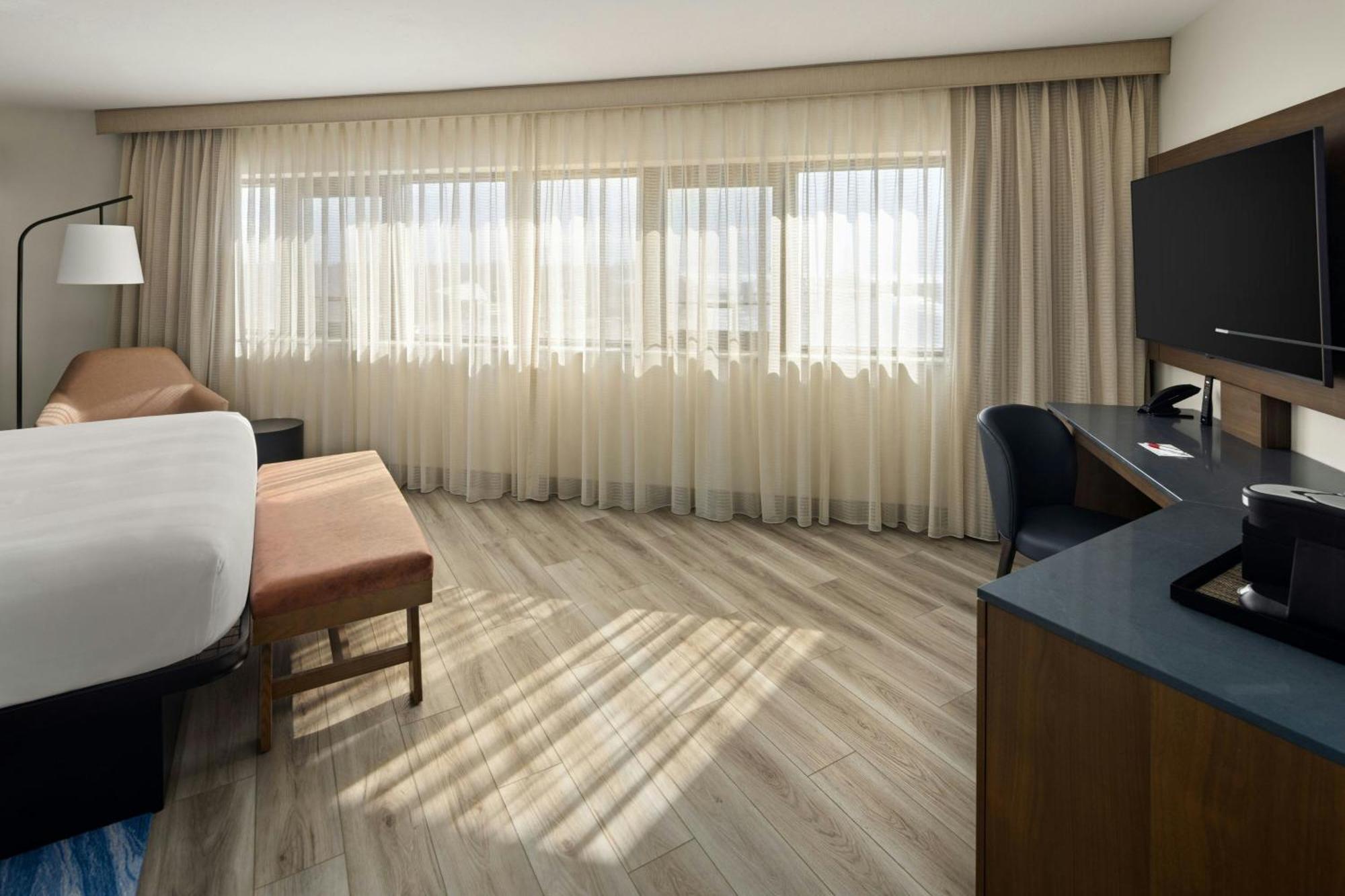 Deluxe King Room Waterview