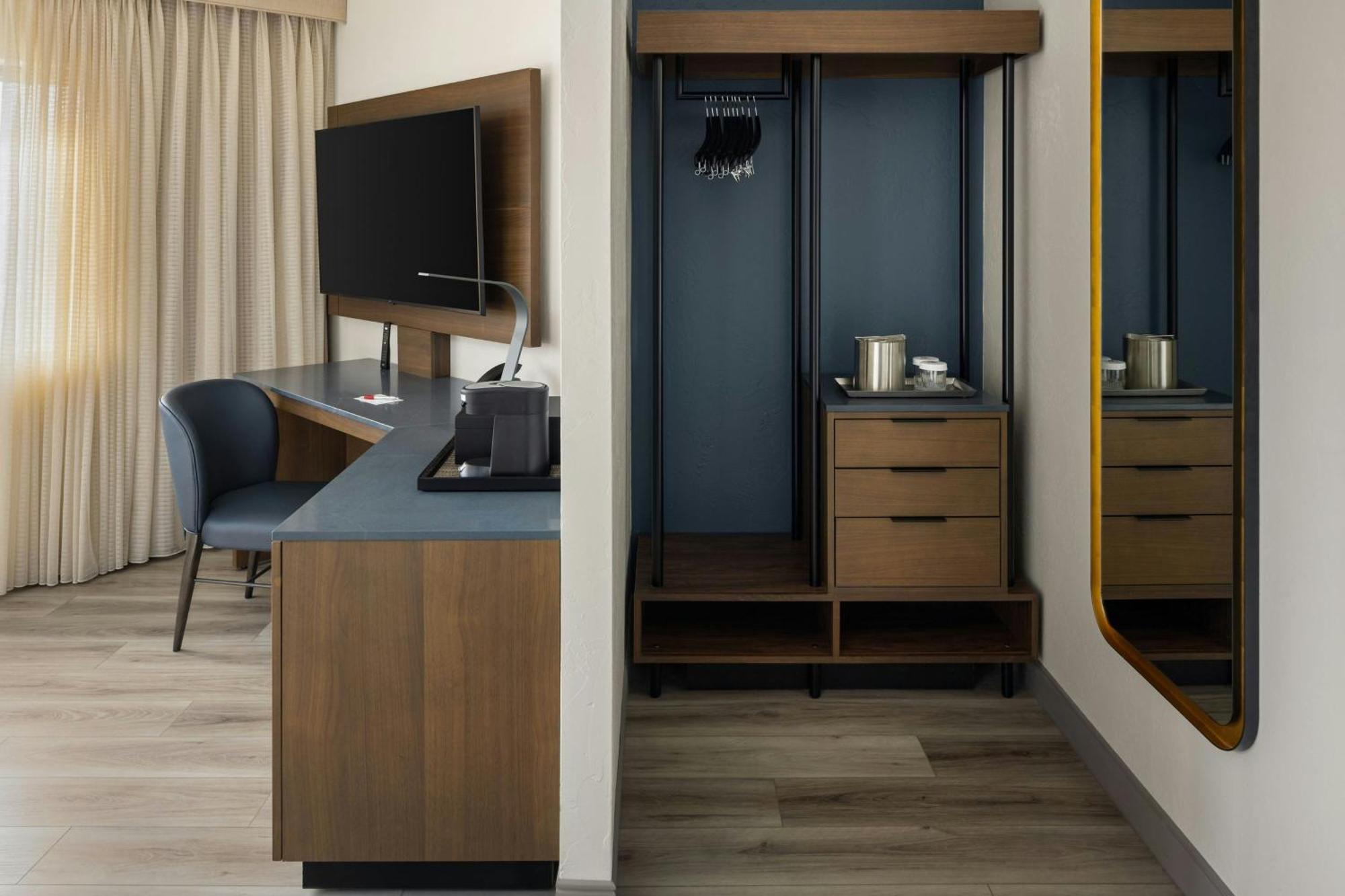 Deluxe King Room Waterview