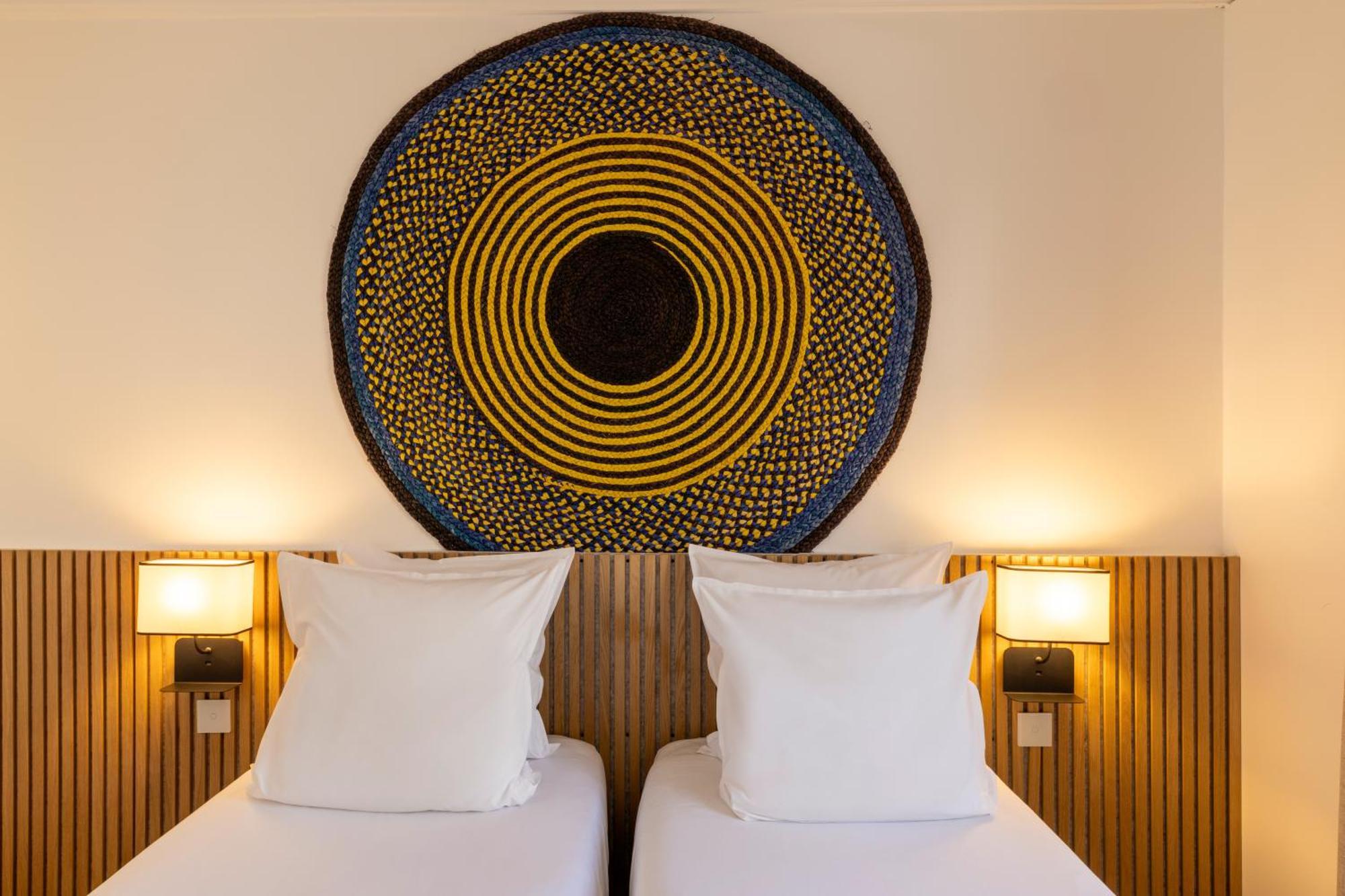Quarto com 2 Camas de Solteiro e Chuveiro