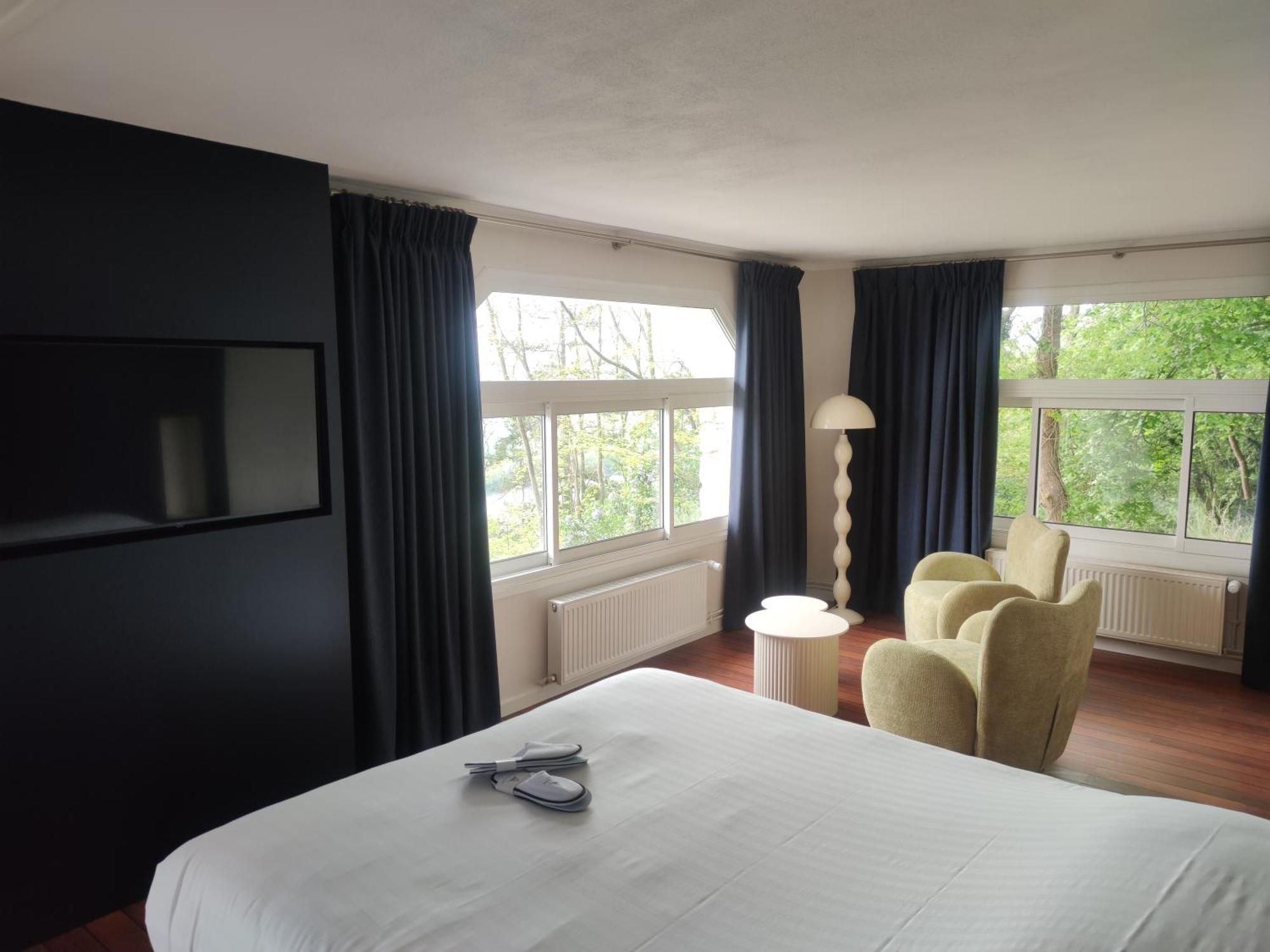 Suite with Lake View
