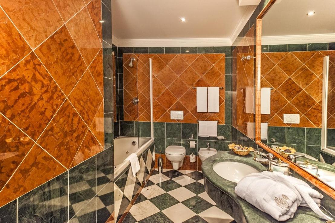 Junior Suite with Lake View