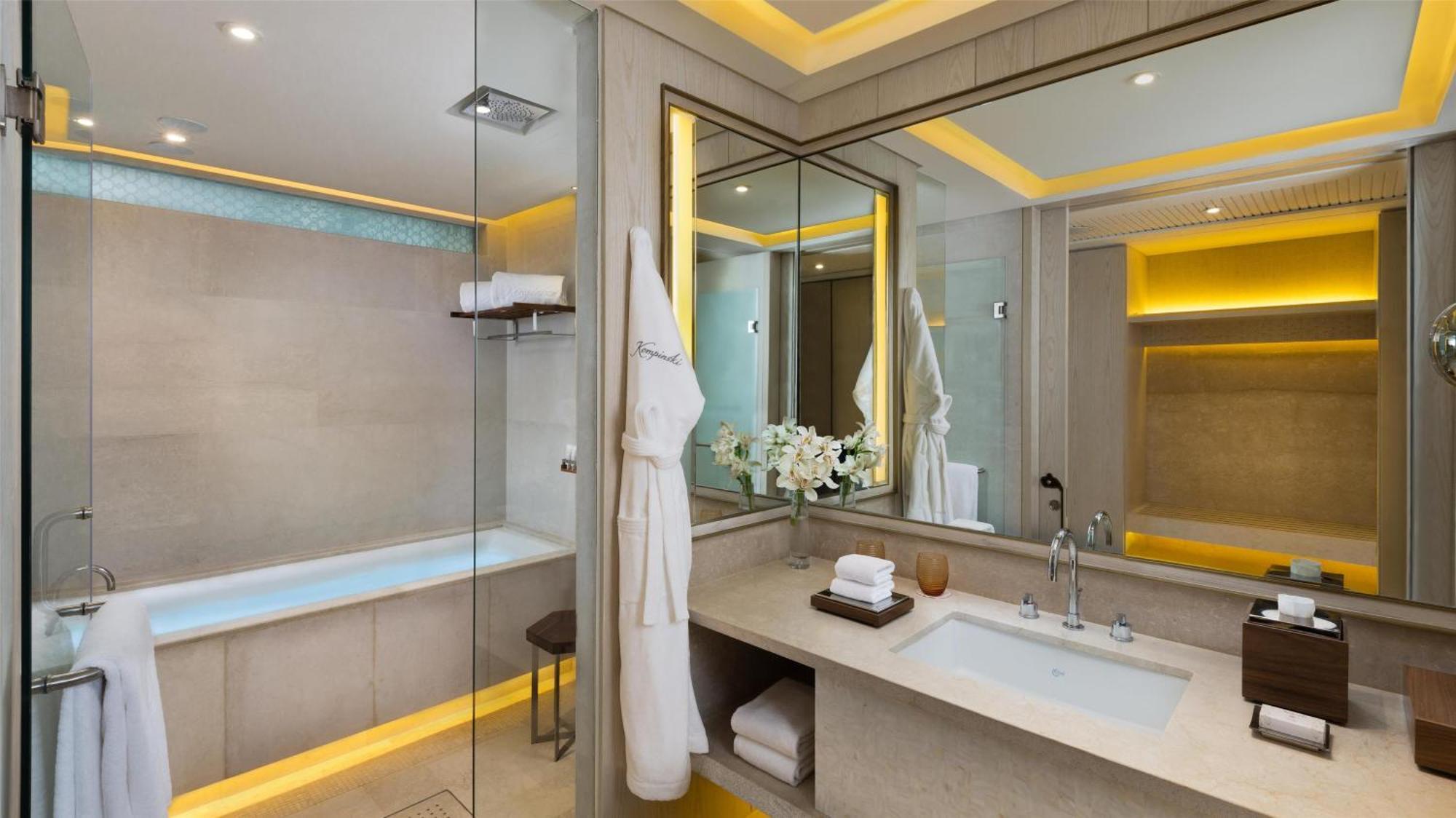 Deluxe Summerland Resort View Room with Twin Beds