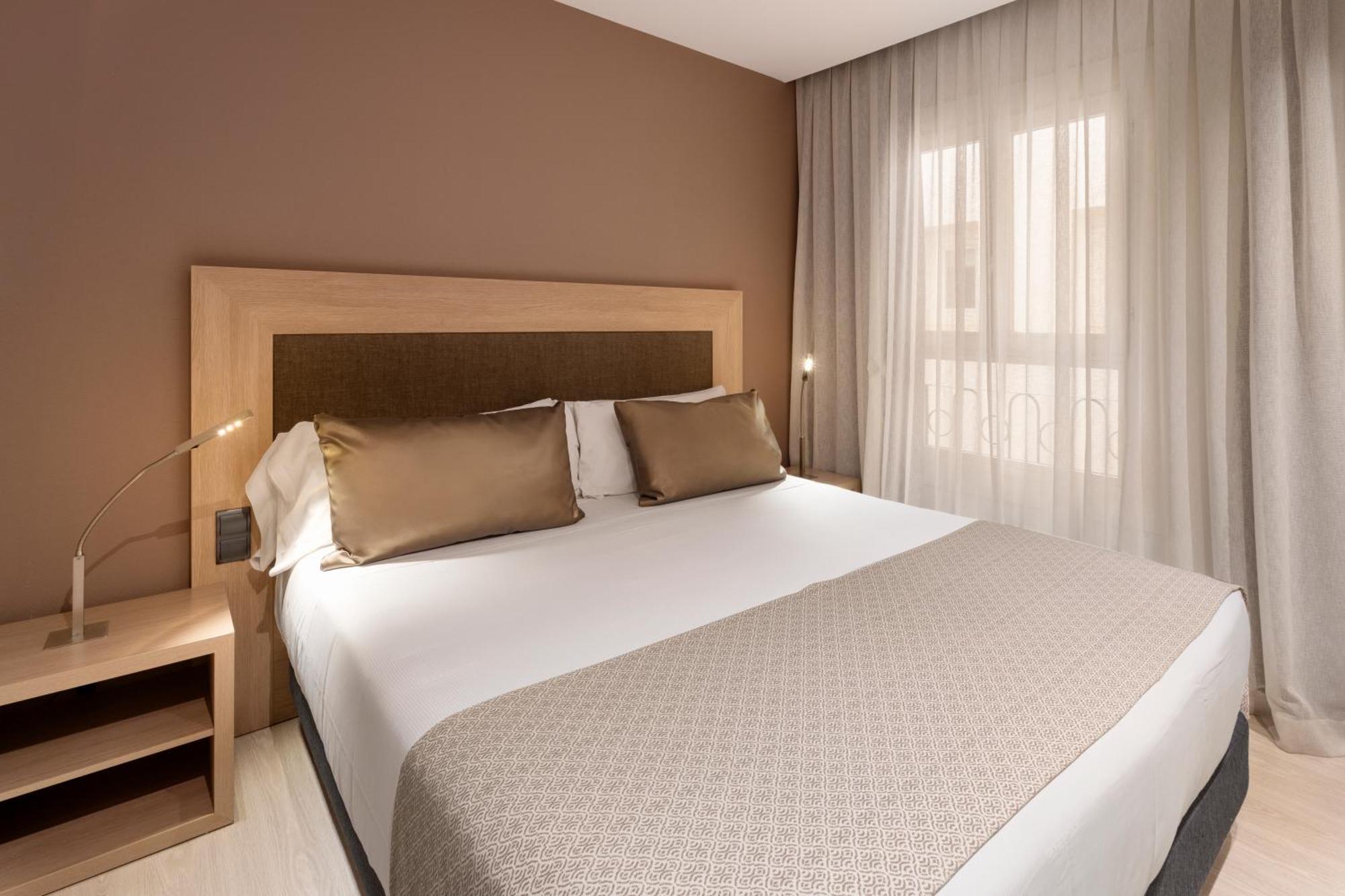 Quarto com Cama de Casal ou 2 de Solteiro