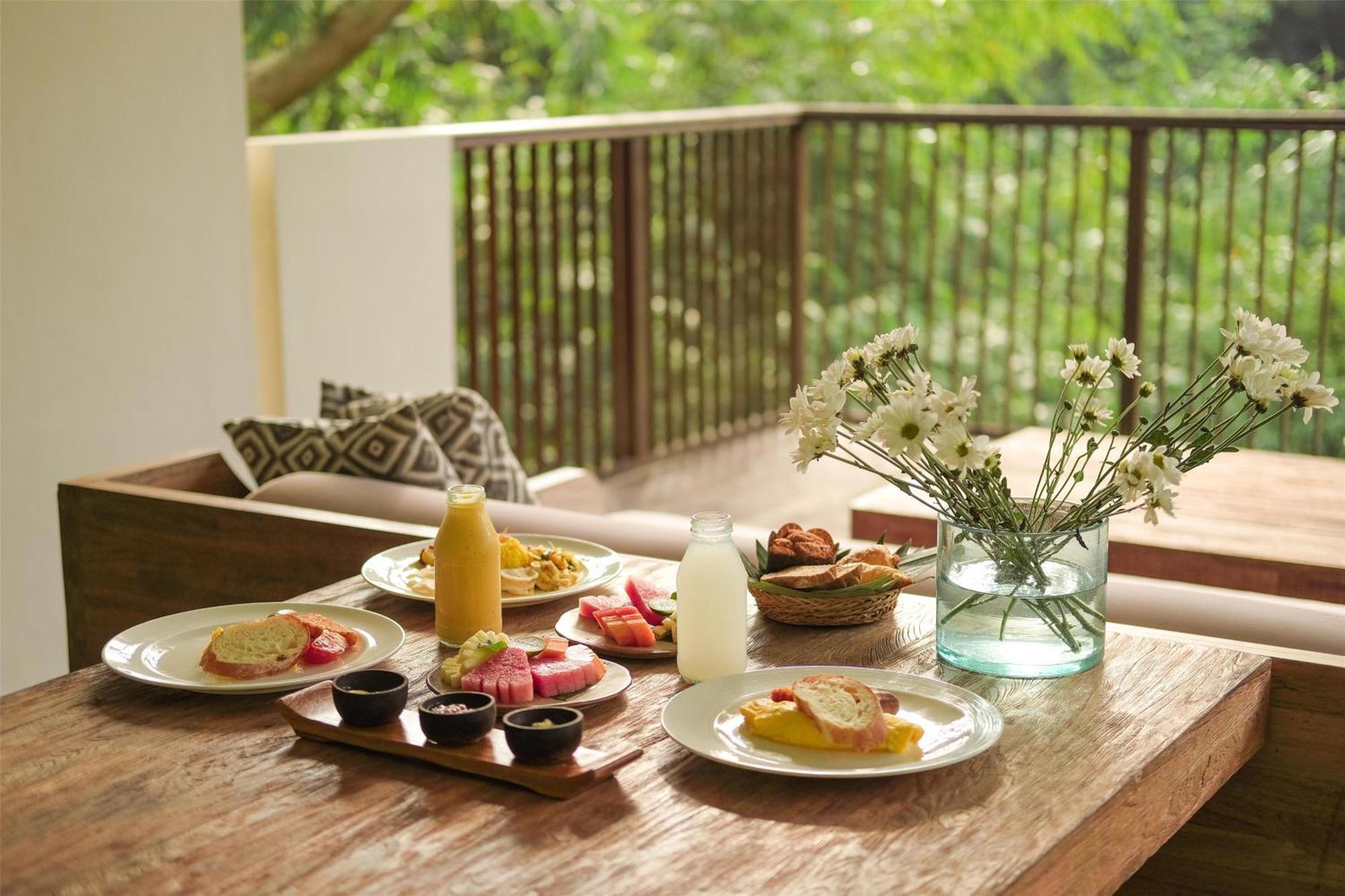 Forest Villa ,Daily Afternoon Tea, Complimentary 60-minute photography session with one photo included, Daily schedule shuttle service to Ubud, Daily wellness activities, Bicycles for personal use around the resort