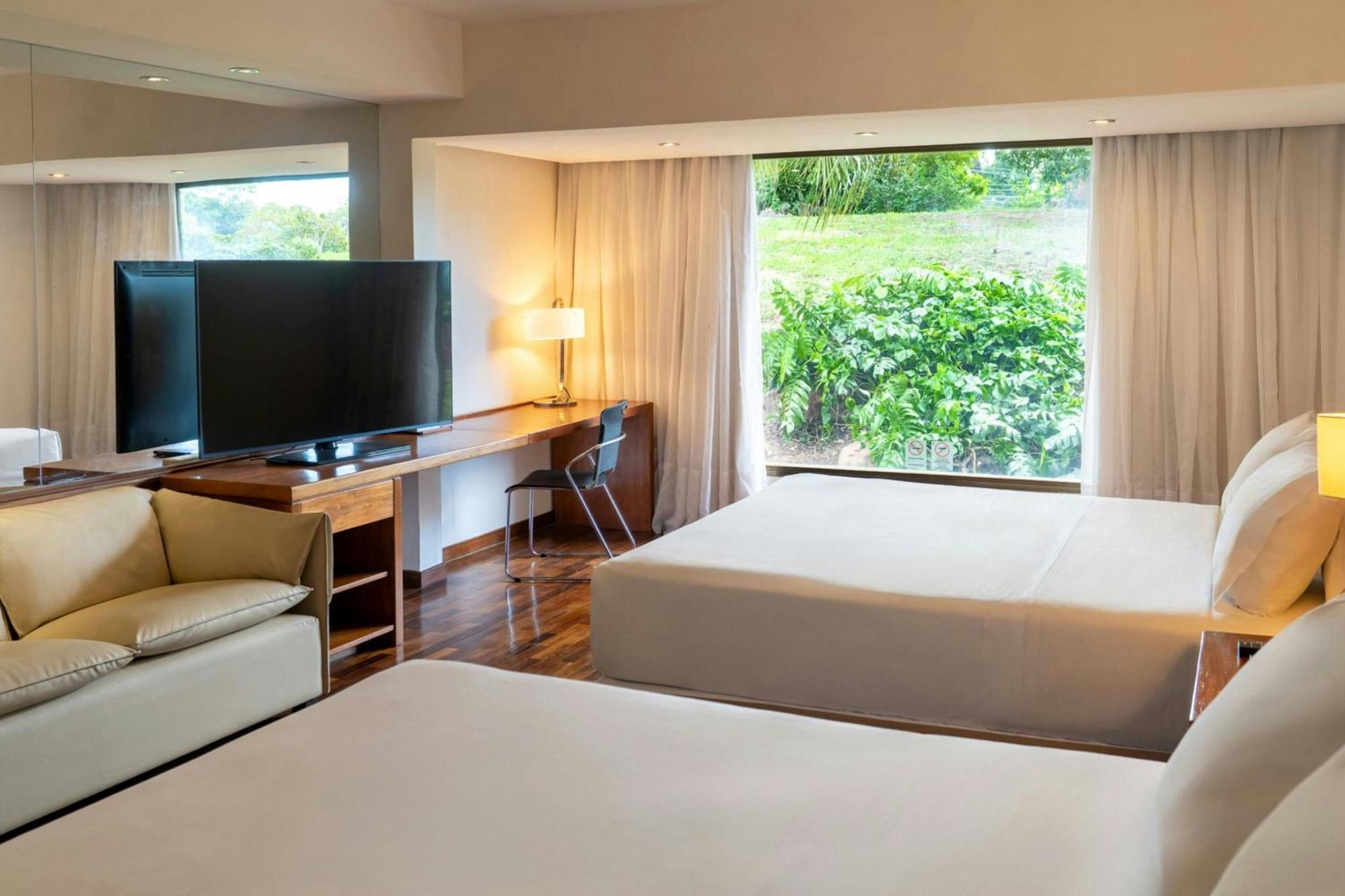 Quarto Queen Deluxe com 2 Camas Queen-Size e Vista do Jardim