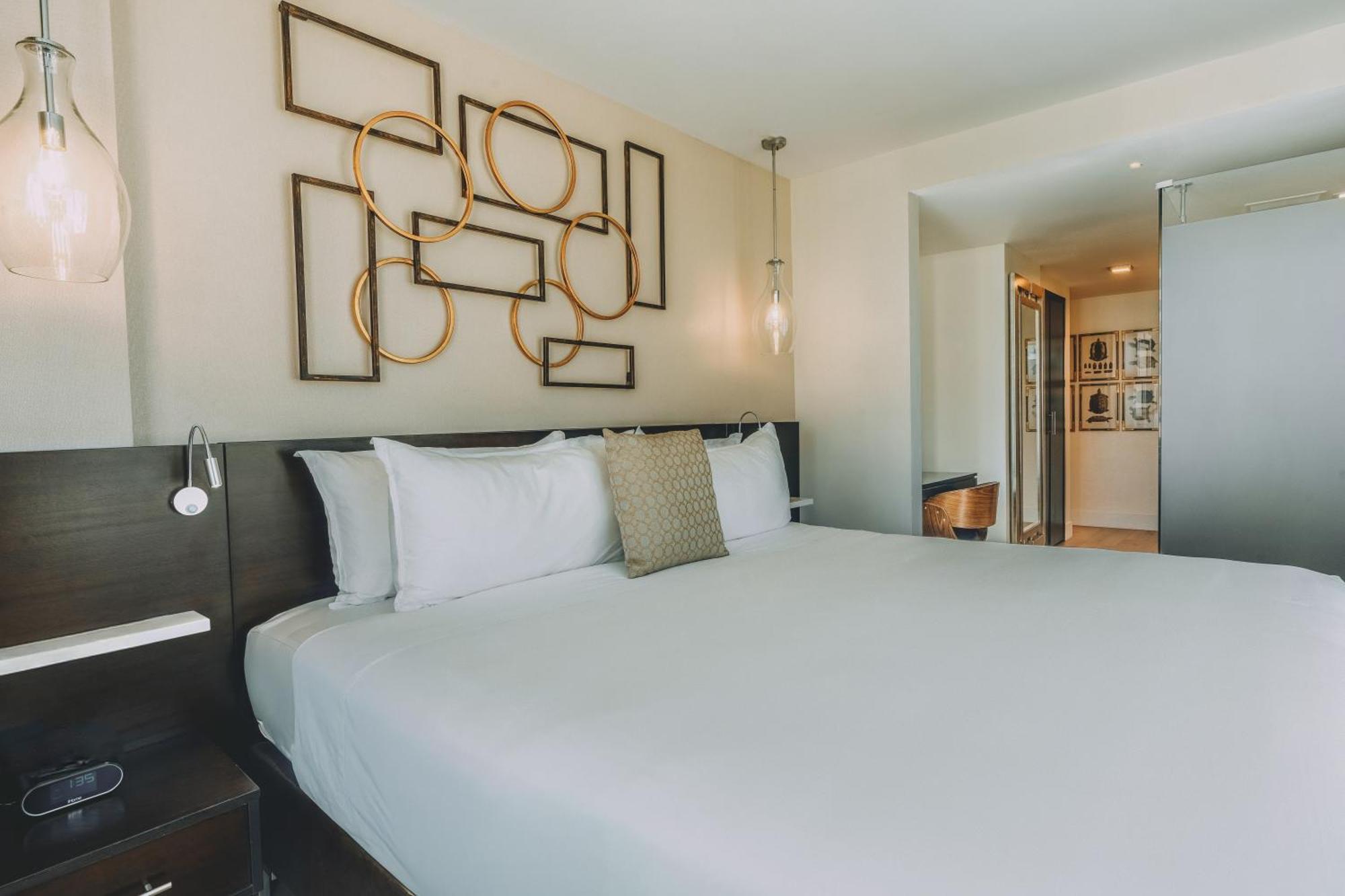 Quarto com cama king-size, vista da piscina e varanda