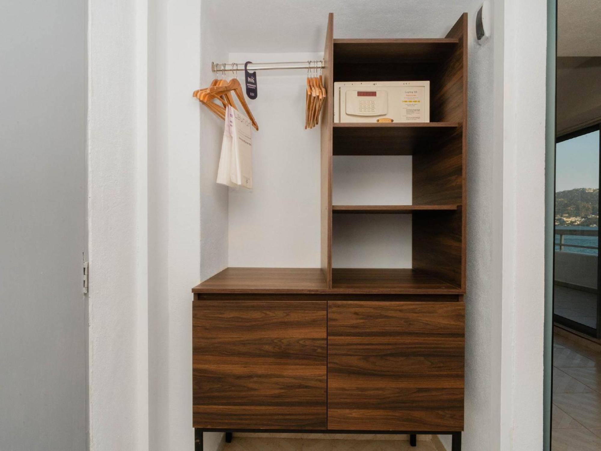 Habitación con cama extragrande.