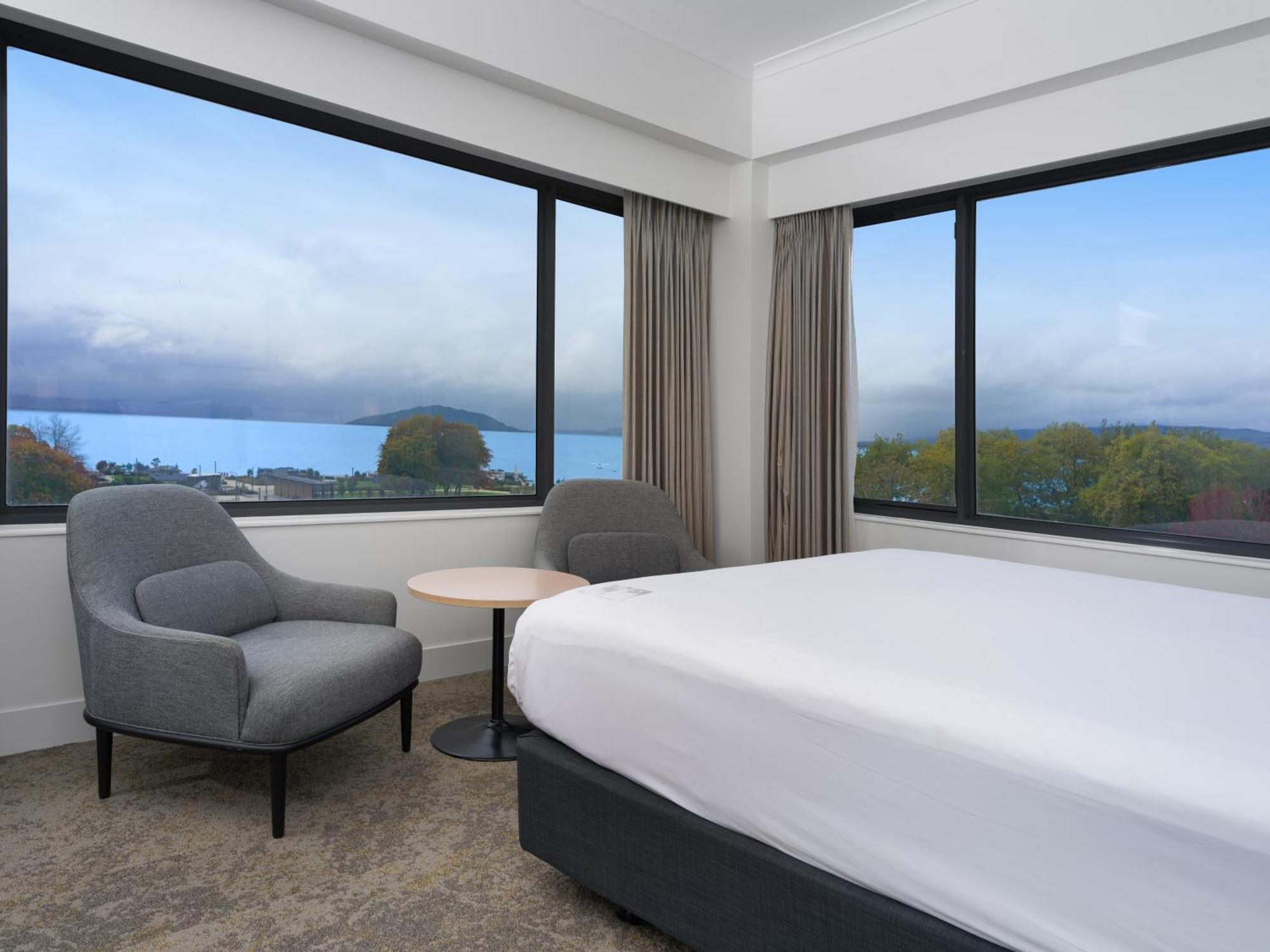 Junior King Suite Lake View
