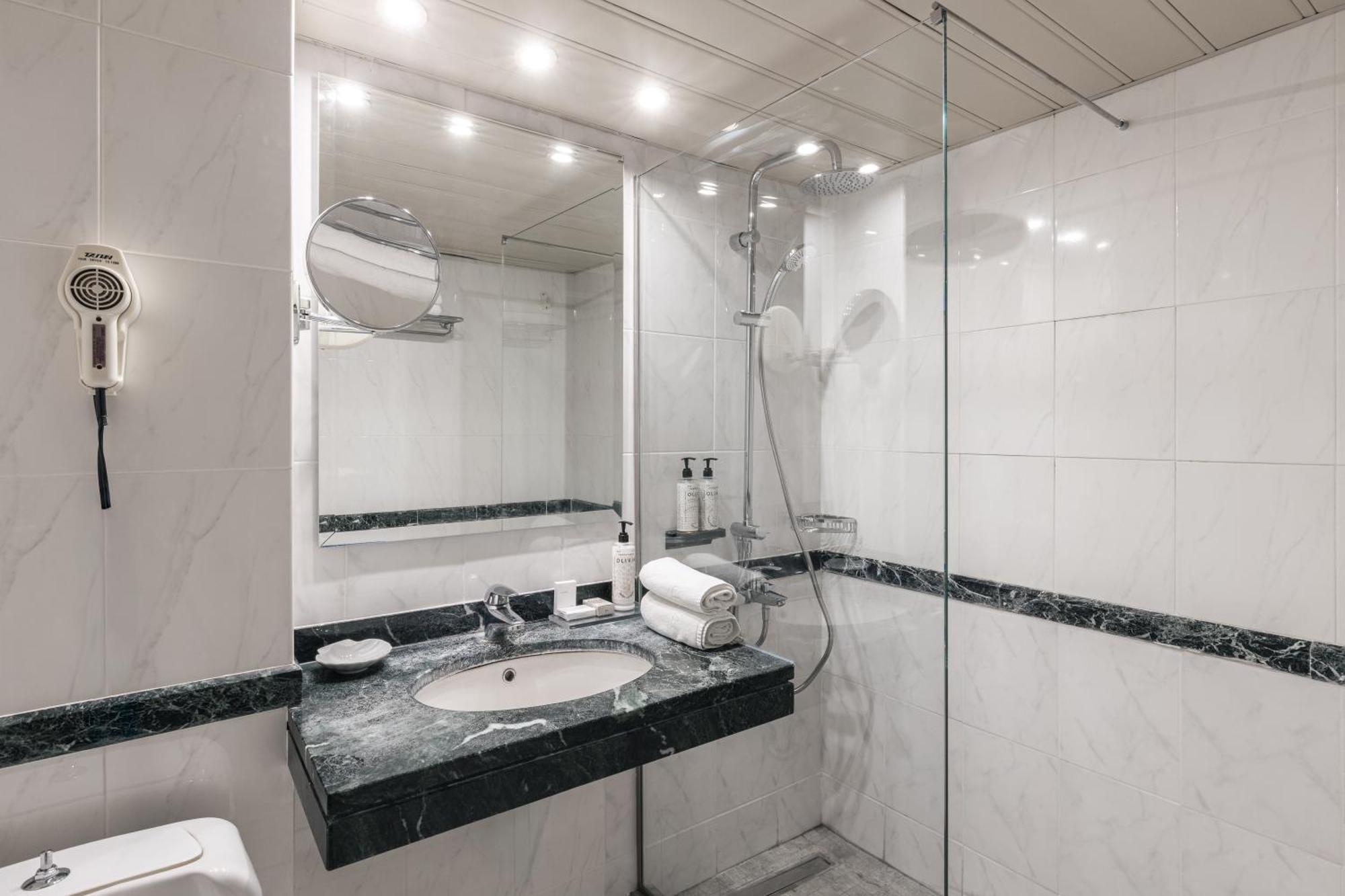 Essential Double or Twin Room,1765178477:JPEG