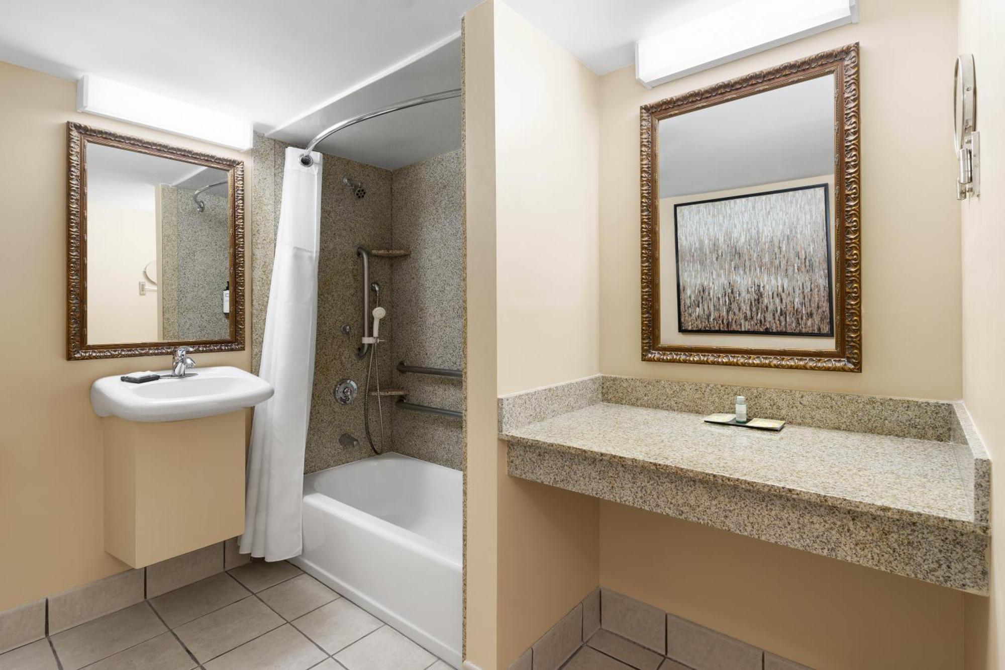 Two-Room King Suite Whirlpool,1694542718:JPEG