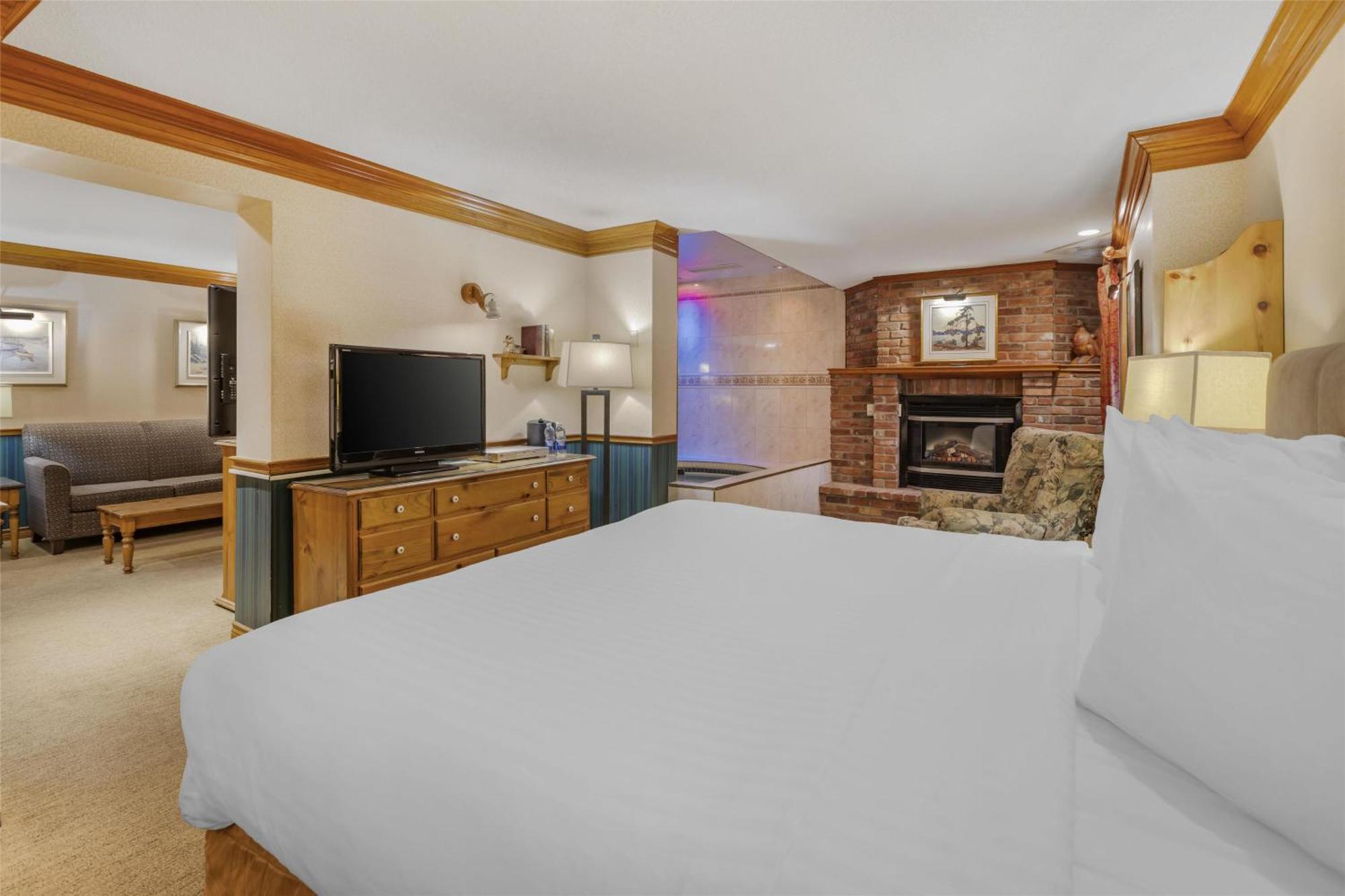 Northern Light Queen Suite Spa Bath Fireplace Non-Smoking