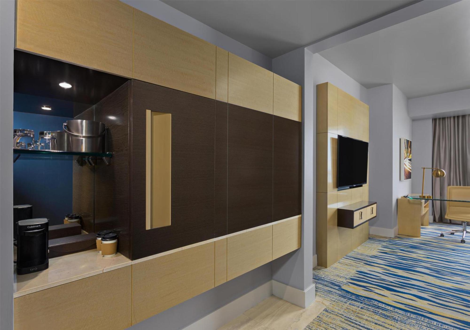 Deluxe King Room City View